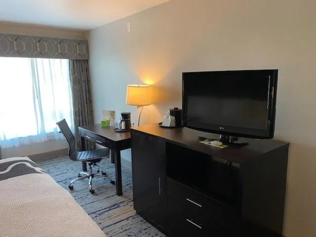 Bed in La Quinta Inn by Wyndham Lynnwood