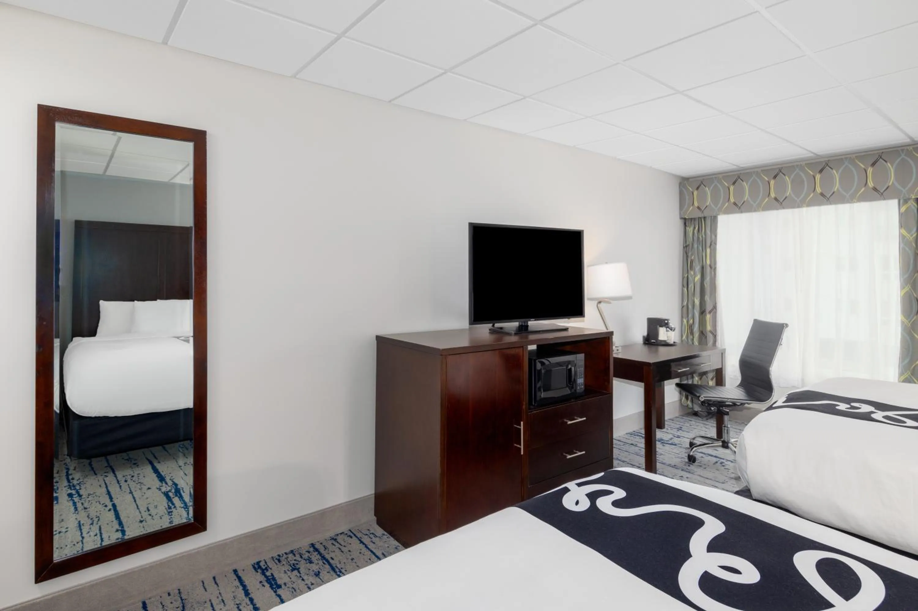 Bed in La Quinta Inn by Wyndham Lynnwood