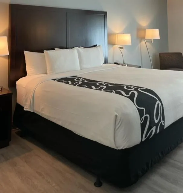 Bed in La Quinta Inn by Wyndham Lynnwood