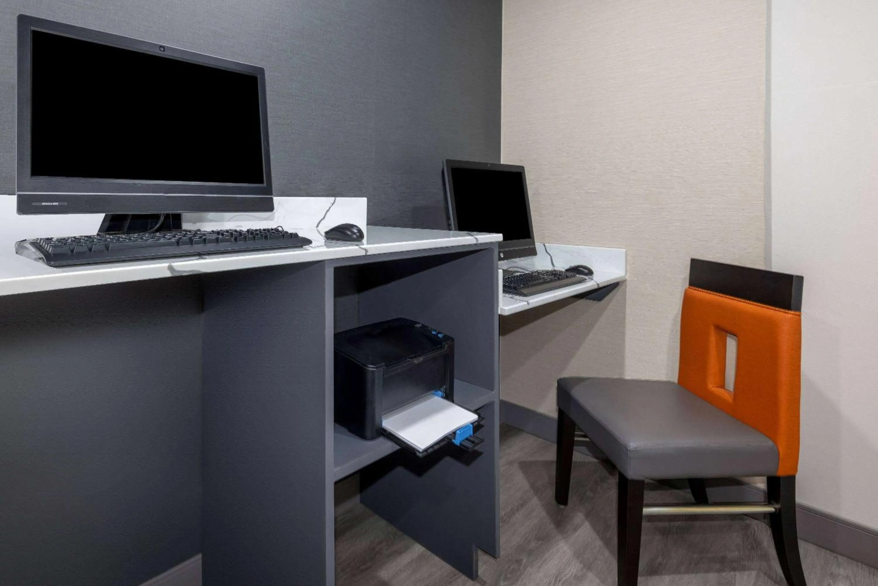 Business facilities in La Quinta Inn by Wyndham Lynnwood