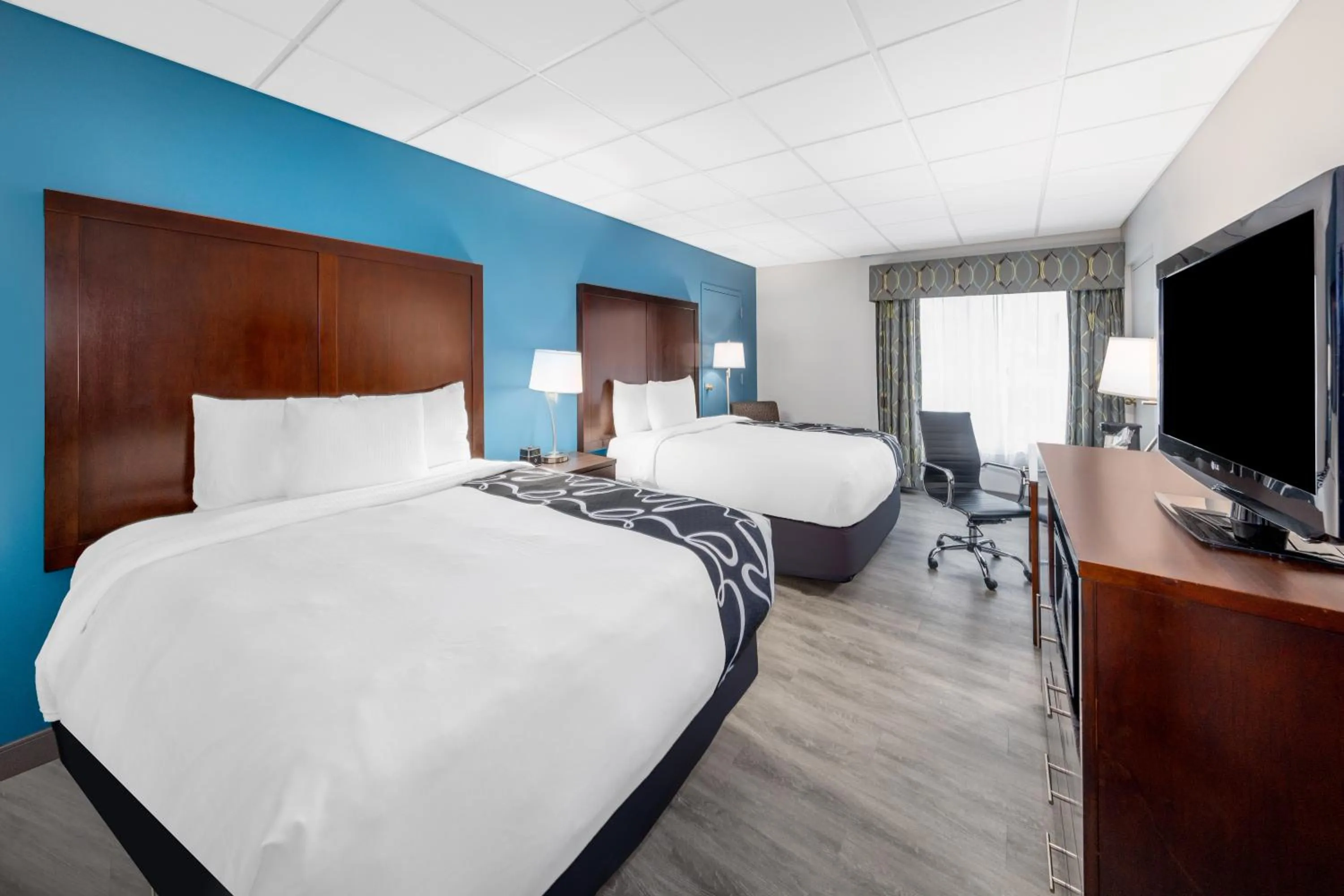 Bed in La Quinta Inn by Wyndham Lynnwood