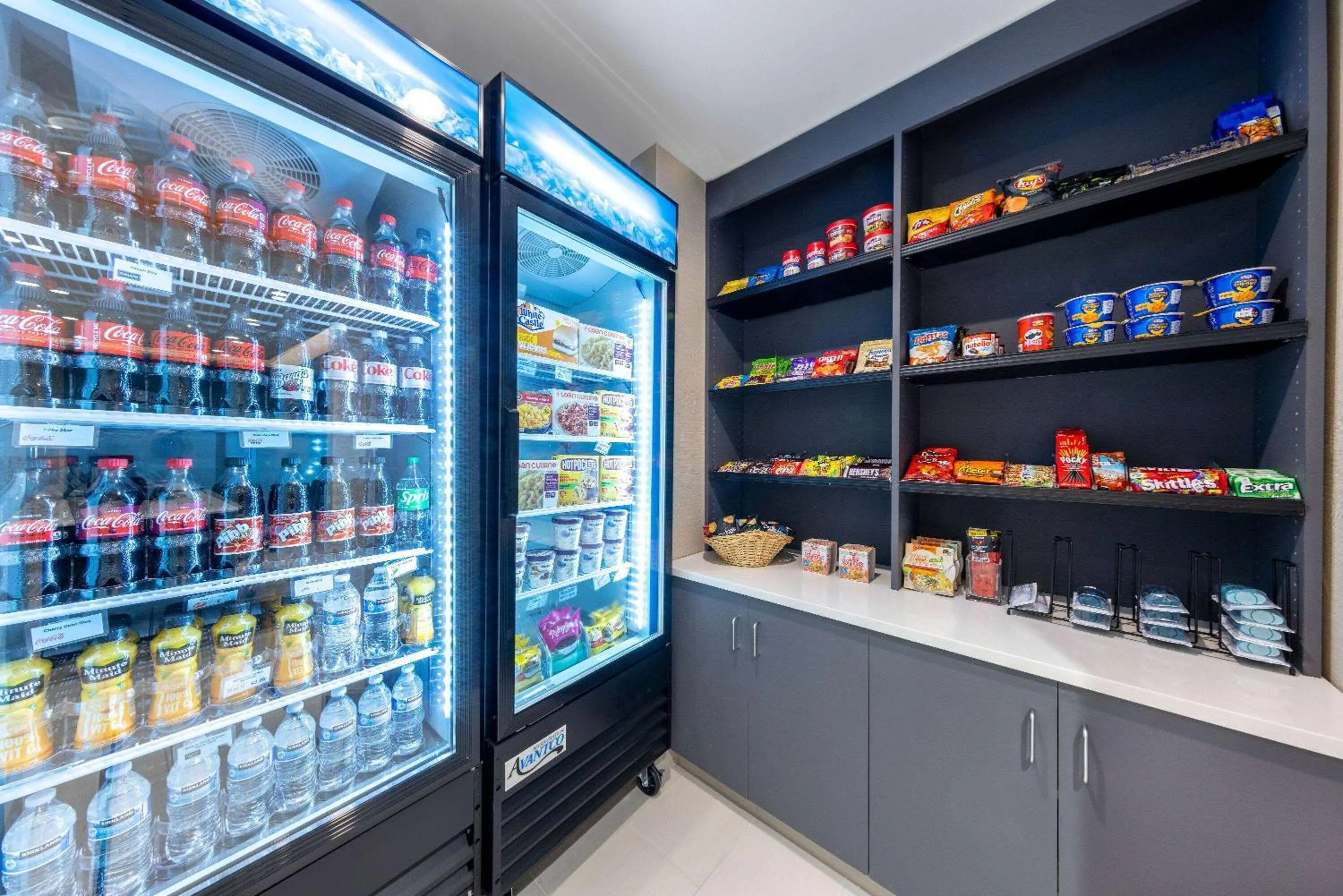 Food and drinks in La Quinta Inn by Wyndham Lynnwood