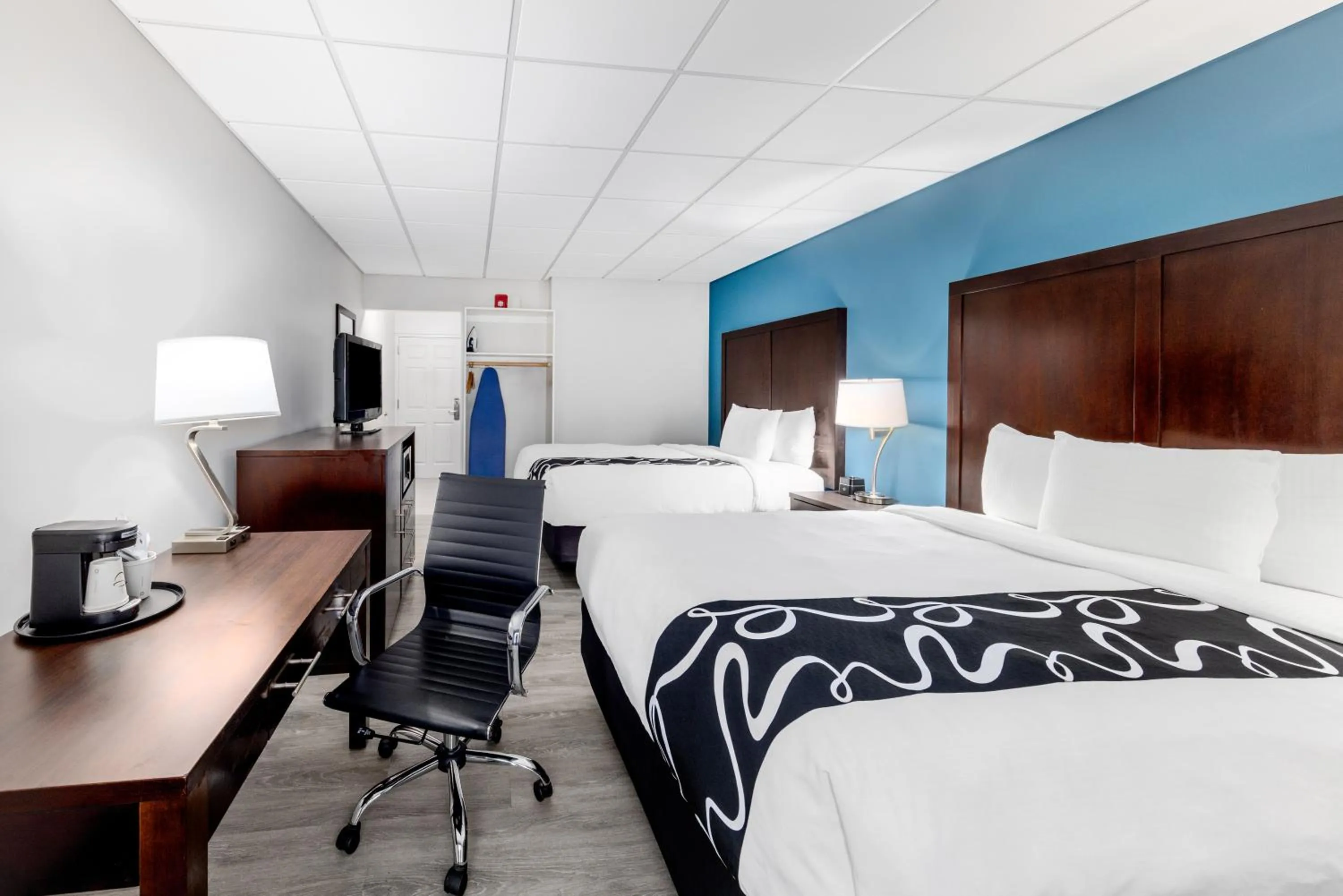 Bed in La Quinta Inn by Wyndham Lynnwood