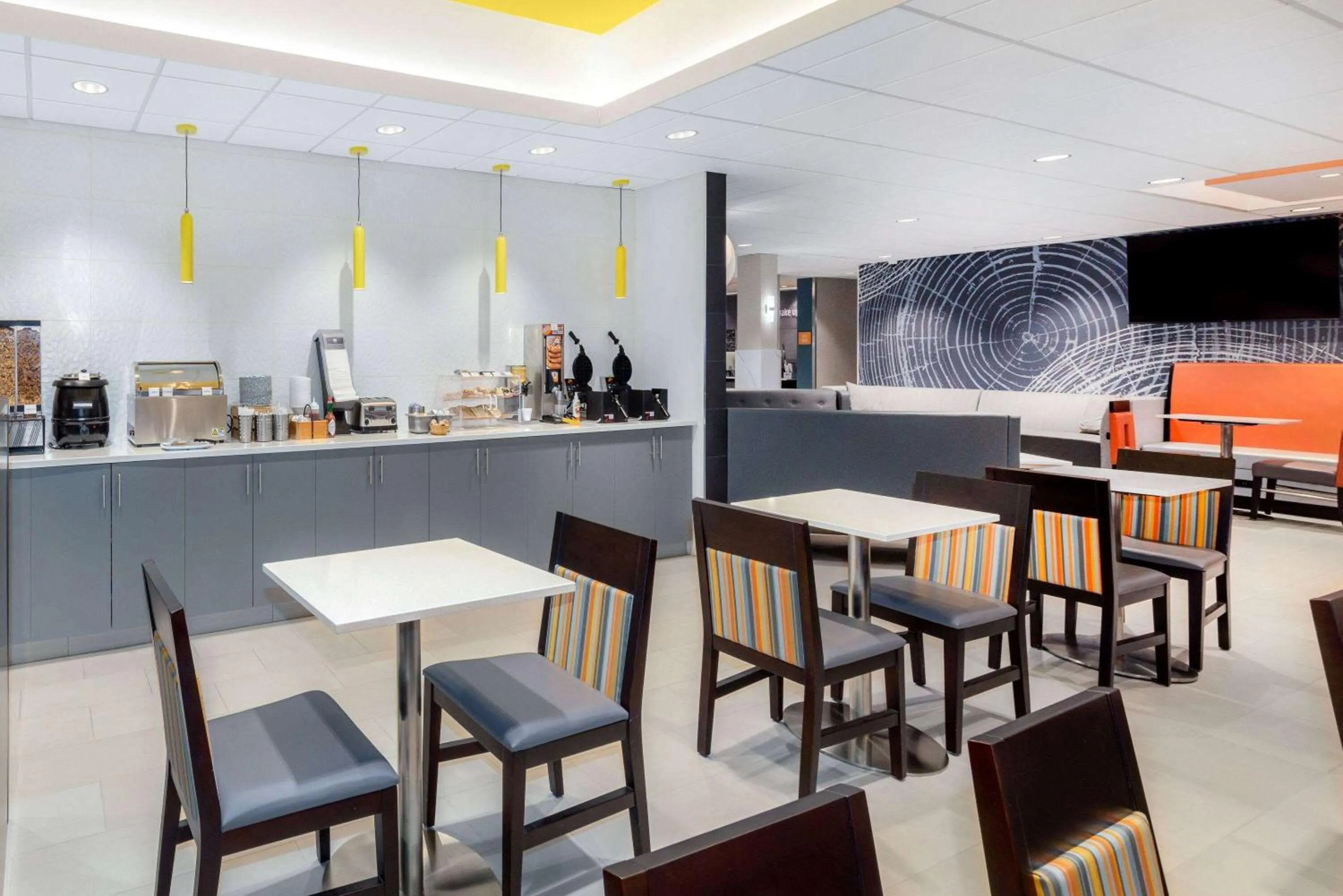 Breakfast in La Quinta Inn by Wyndham Lynnwood