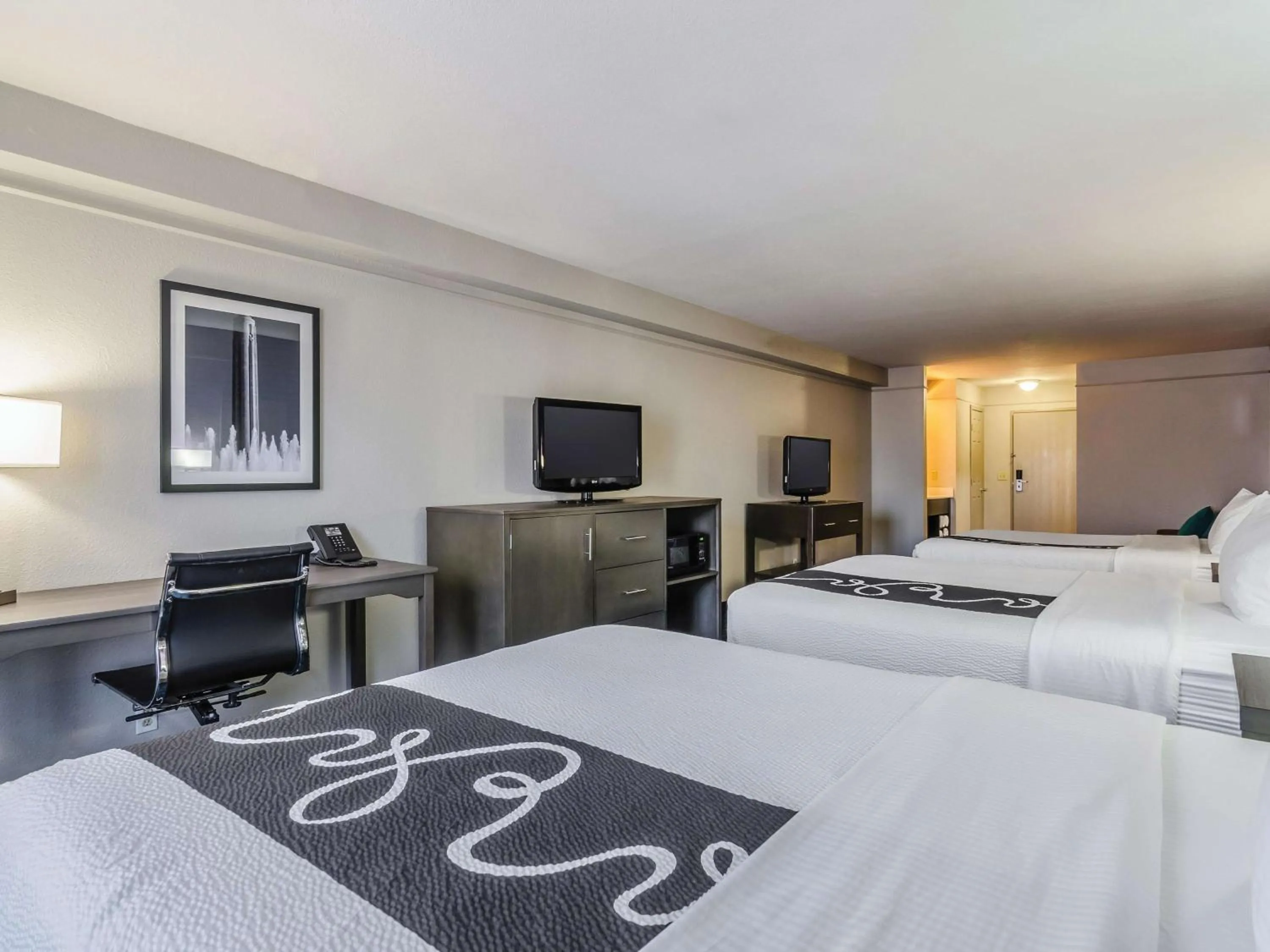 Photo of the whole room, Bed in La Quinta by Wyndham Kansas City Airport