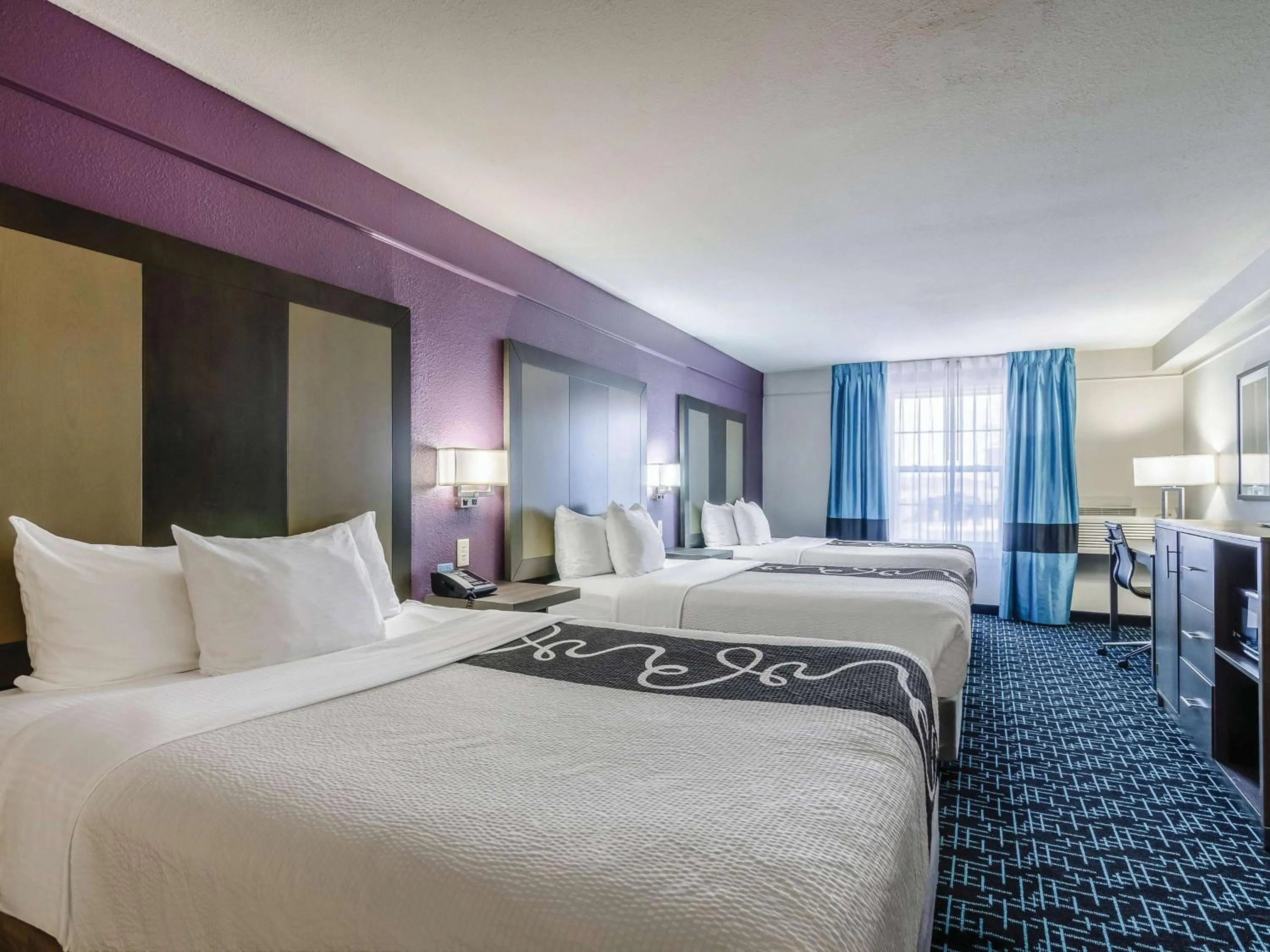 Bed in La Quinta by Wyndham Kansas City Airport