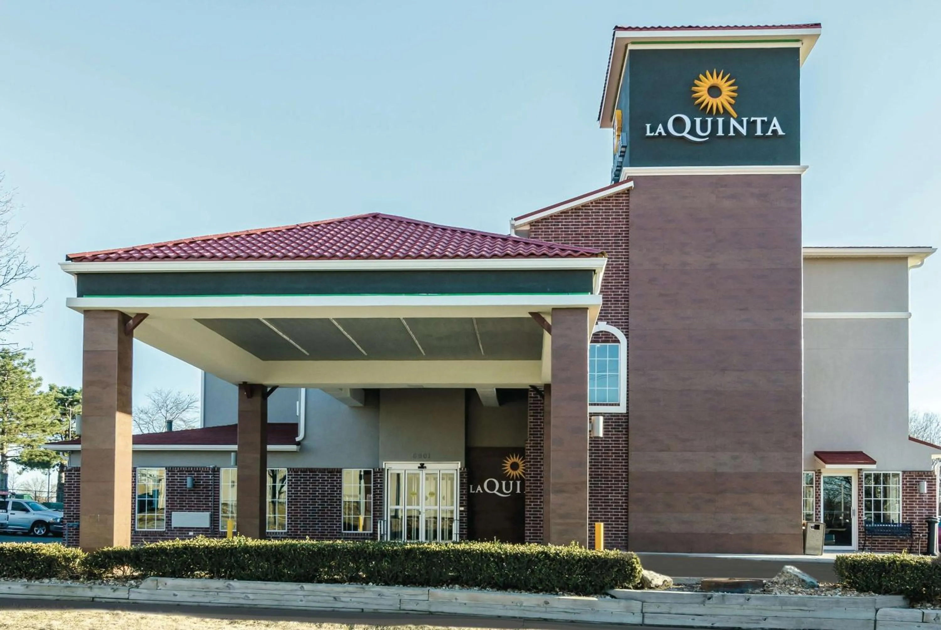 Property building in La Quinta by Wyndham Kansas City Airport