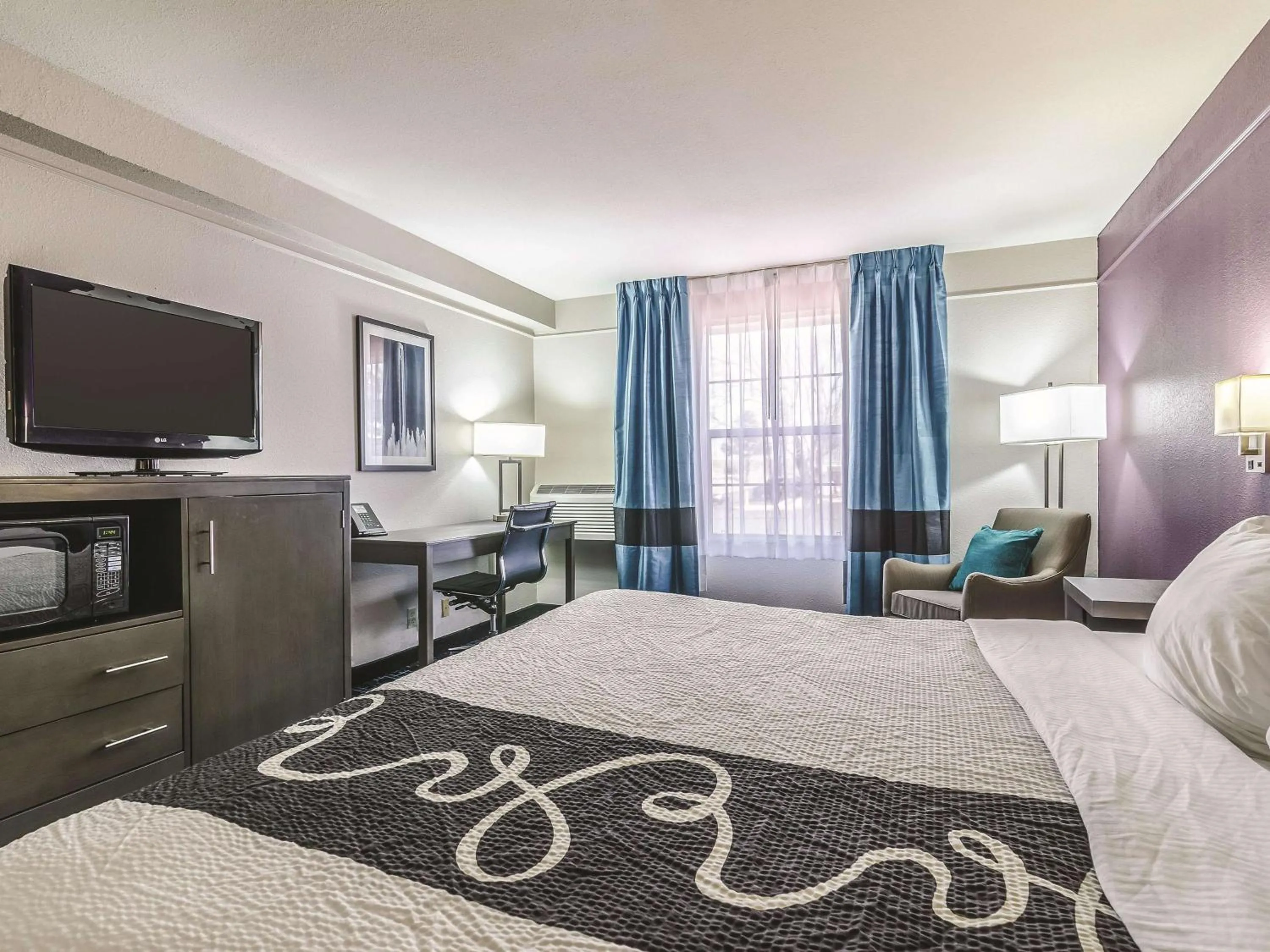 Photo of the whole room, Bed in La Quinta by Wyndham Kansas City Airport