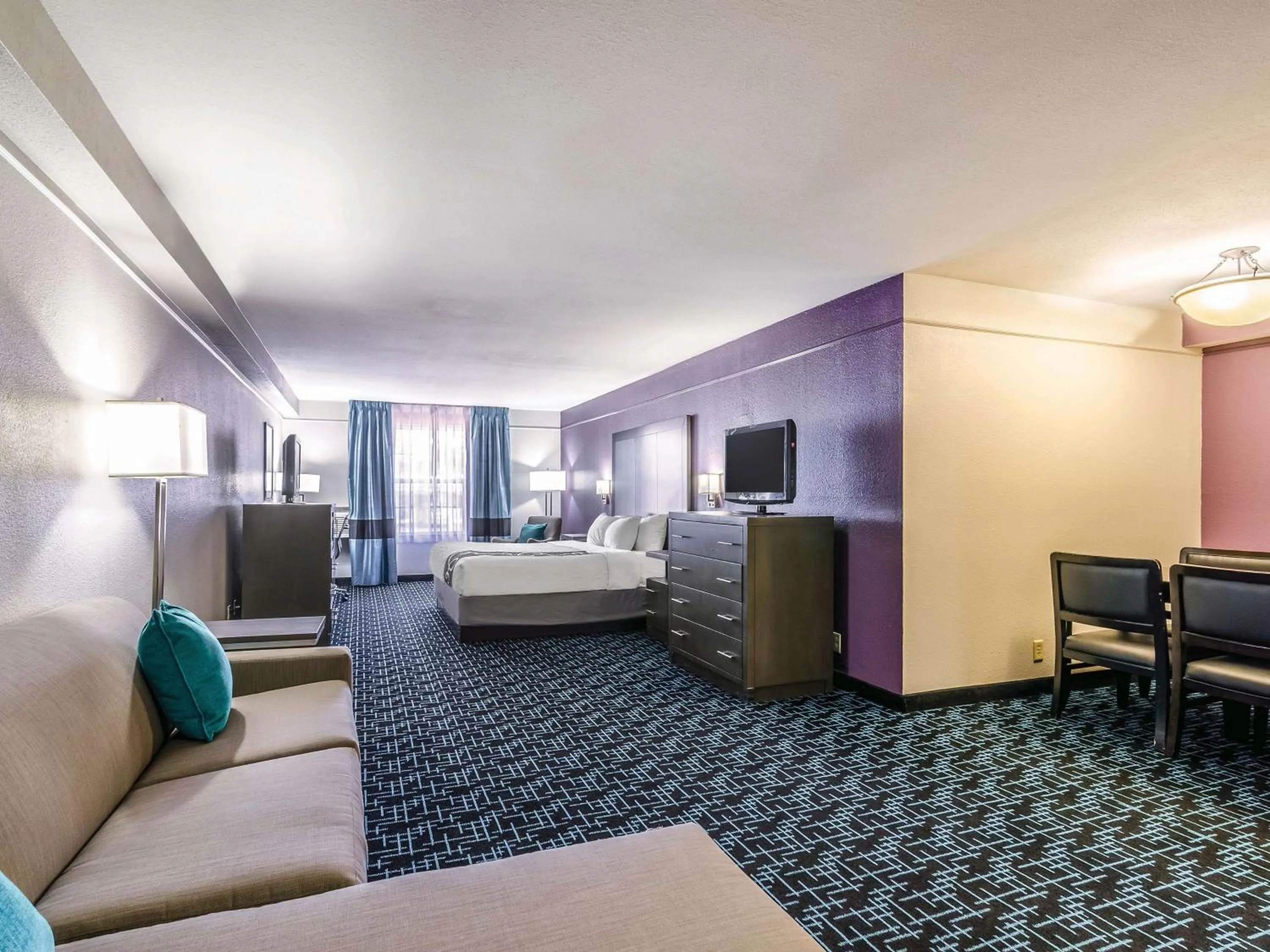 Photo of the whole room, Bed in La Quinta by Wyndham Kansas City Airport
