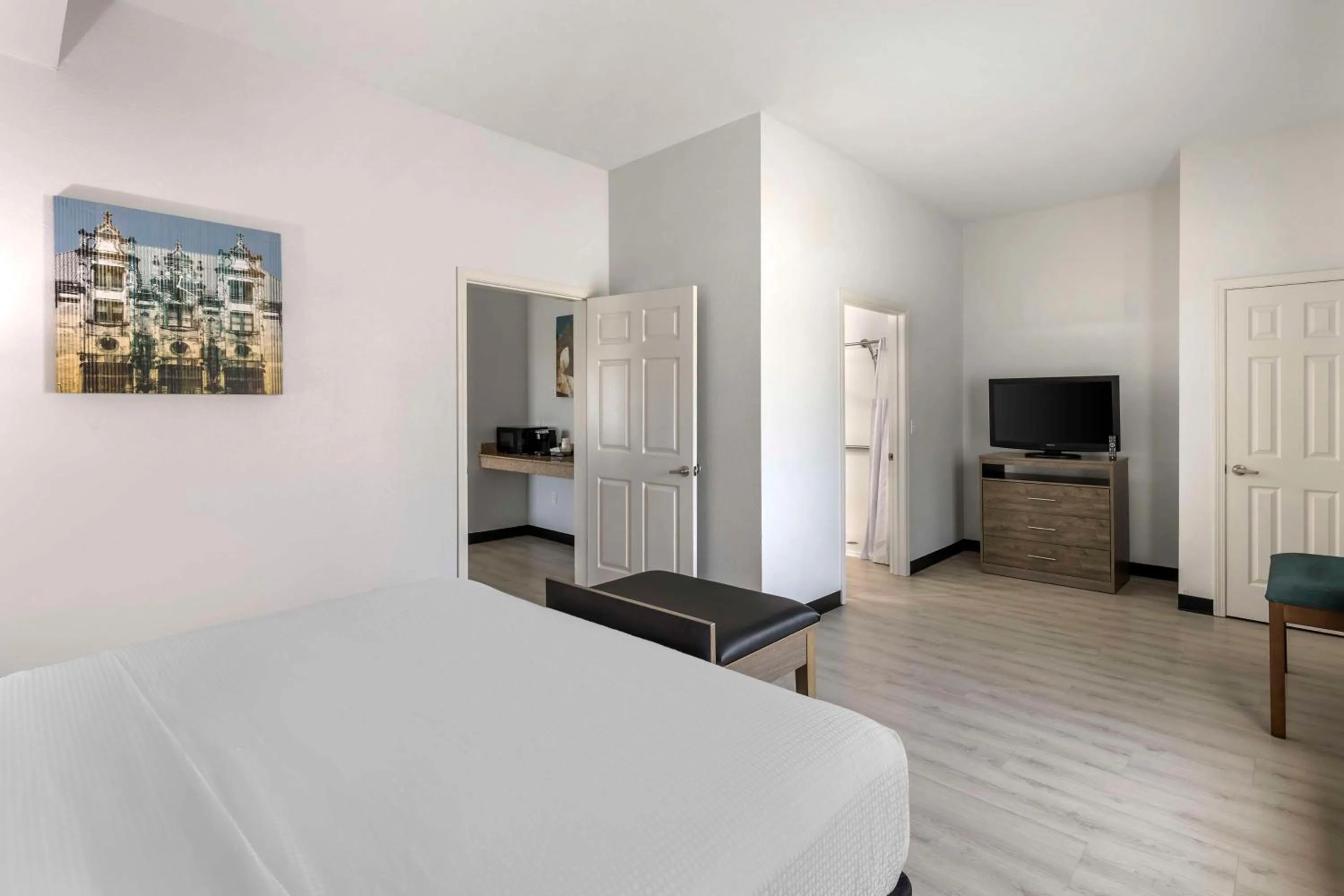 Photo of the whole room, Bed in Best Western Plus MidAmerica Hotel