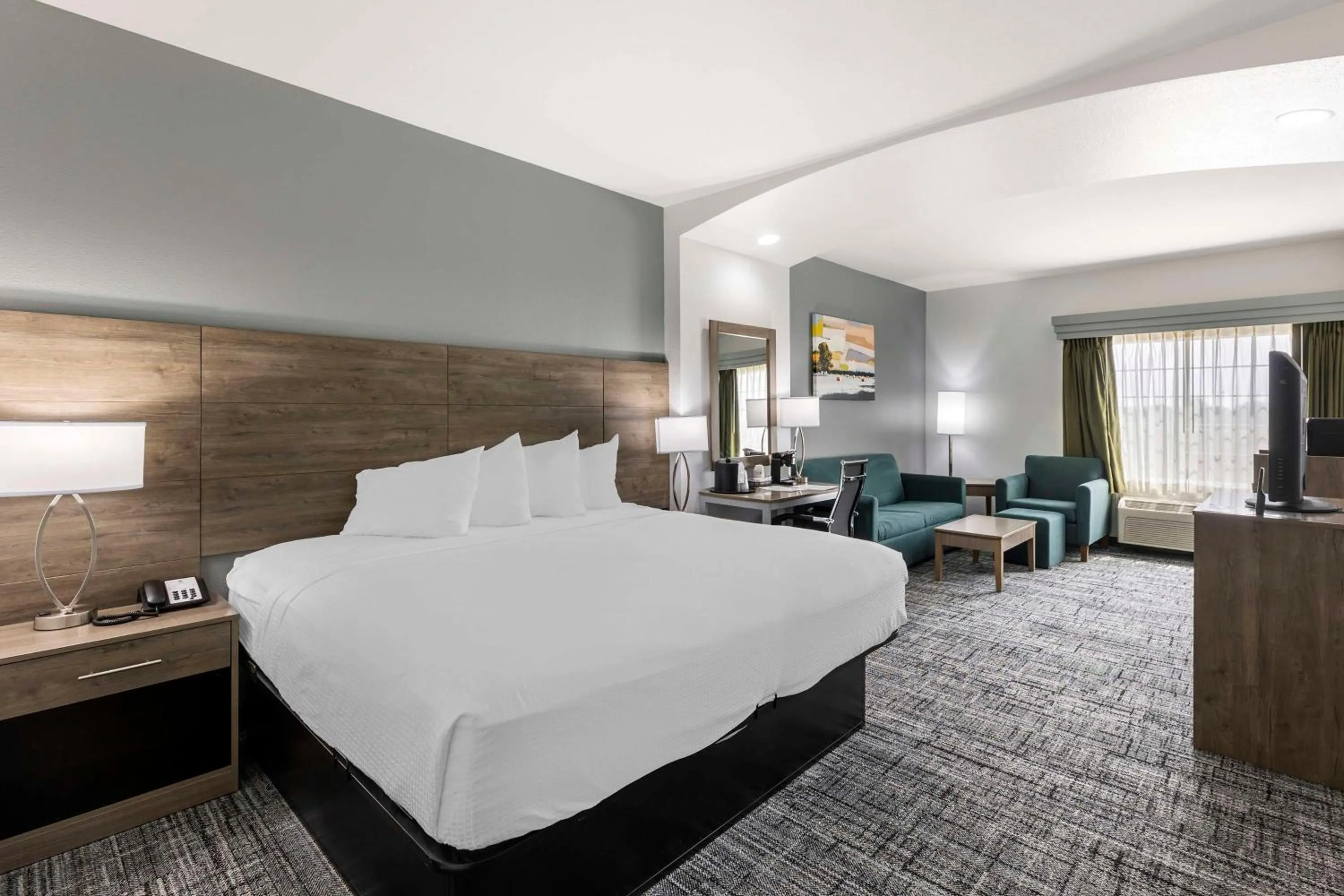 Photo of the whole room, Bed in Best Western Plus MidAmerica Hotel