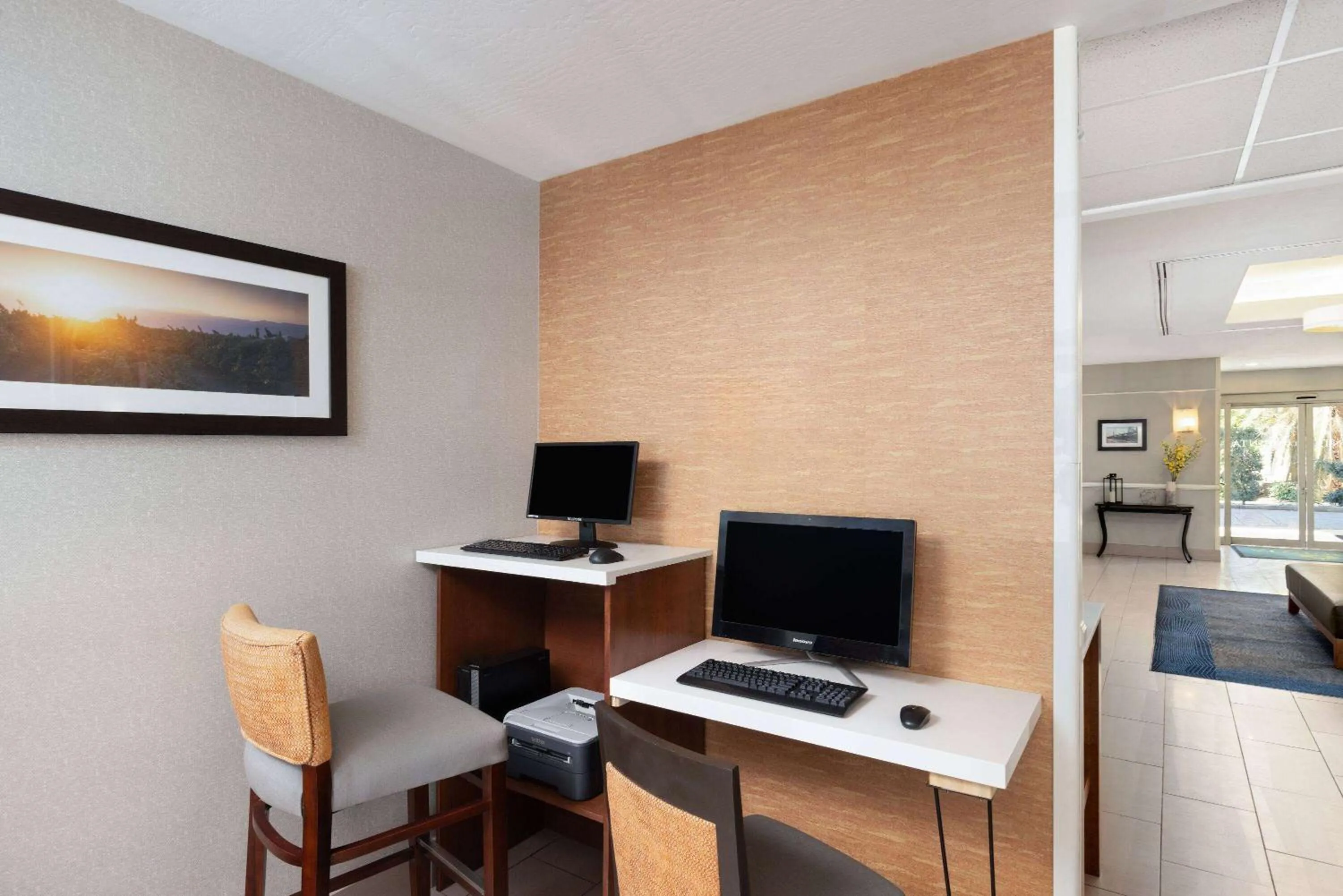 Business facilities in La Quinta by Wyndham Bakersfield North