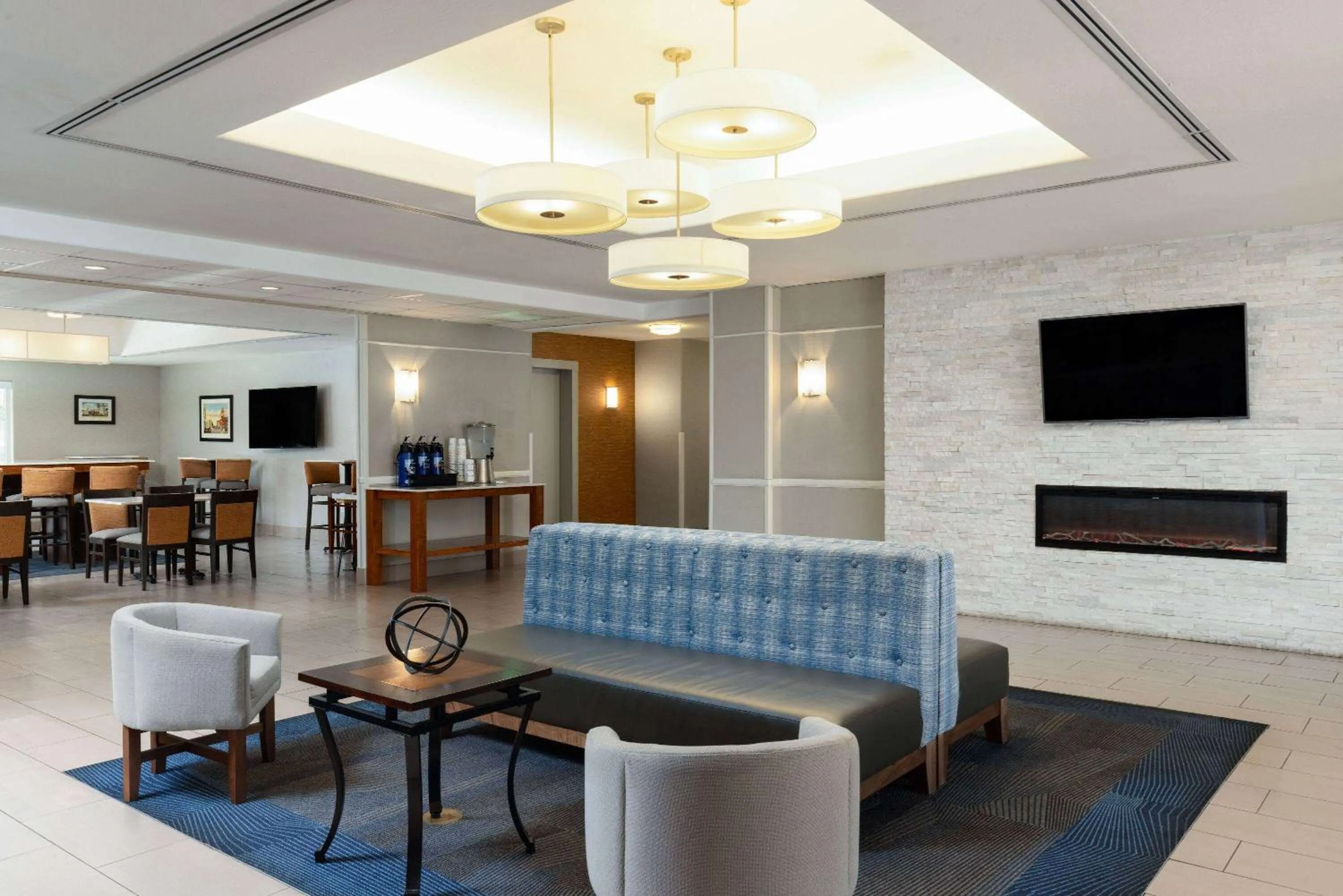 Lobby or reception in La Quinta by Wyndham Bakersfield North
