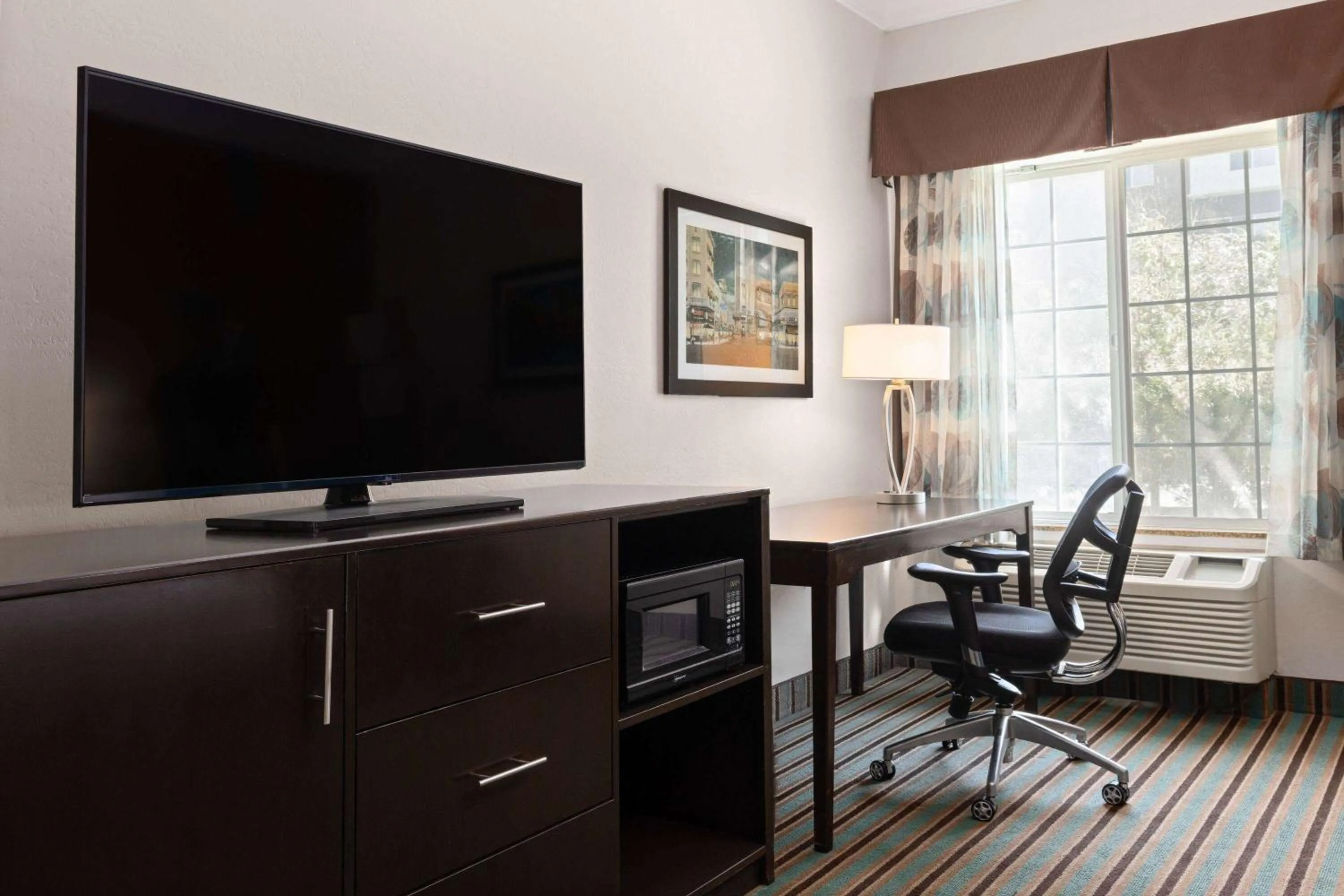 Photo of the whole room in La Quinta by Wyndham Bakersfield North