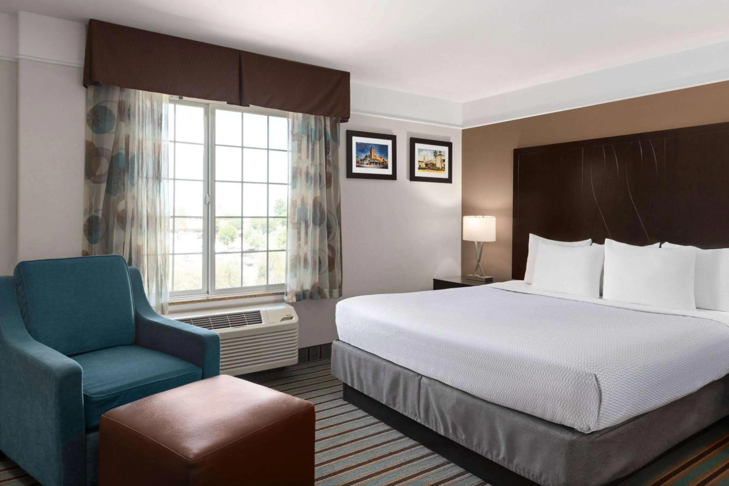 Photo of the whole room, Bed in La Quinta by Wyndham Bakersfield North