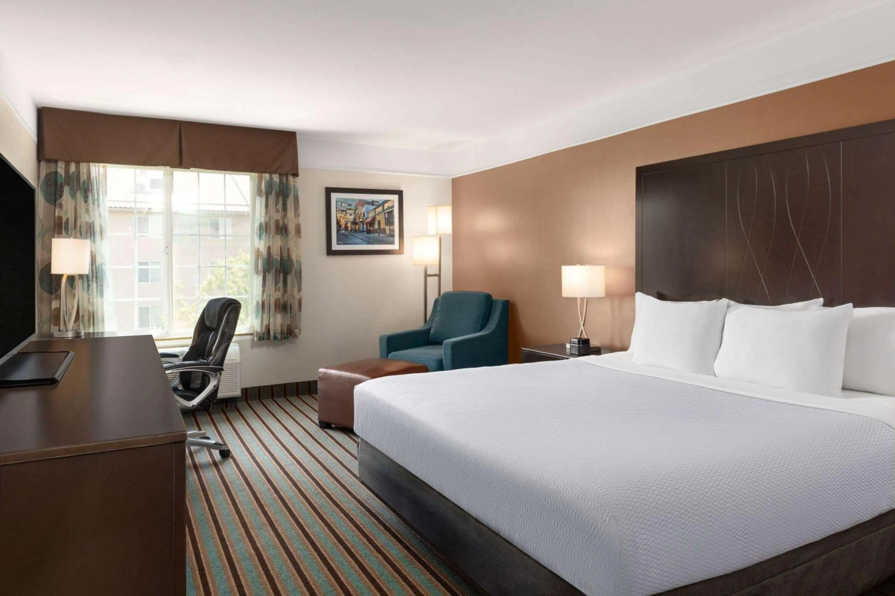 Photo of the whole room, Bed in La Quinta by Wyndham Bakersfield North