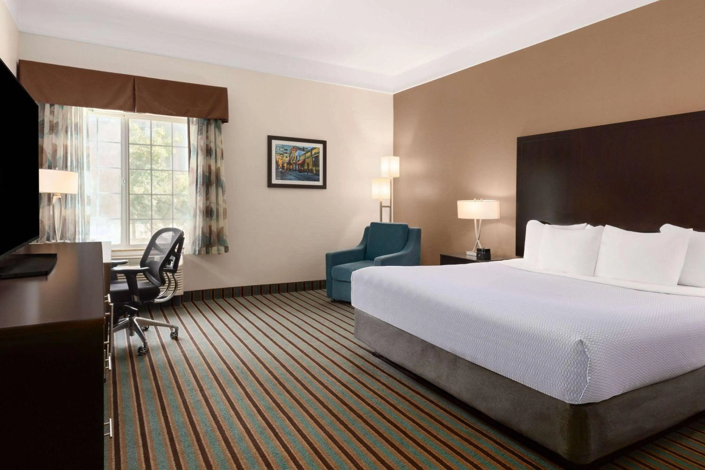 Photo of the whole room, Bed in La Quinta by Wyndham Bakersfield North