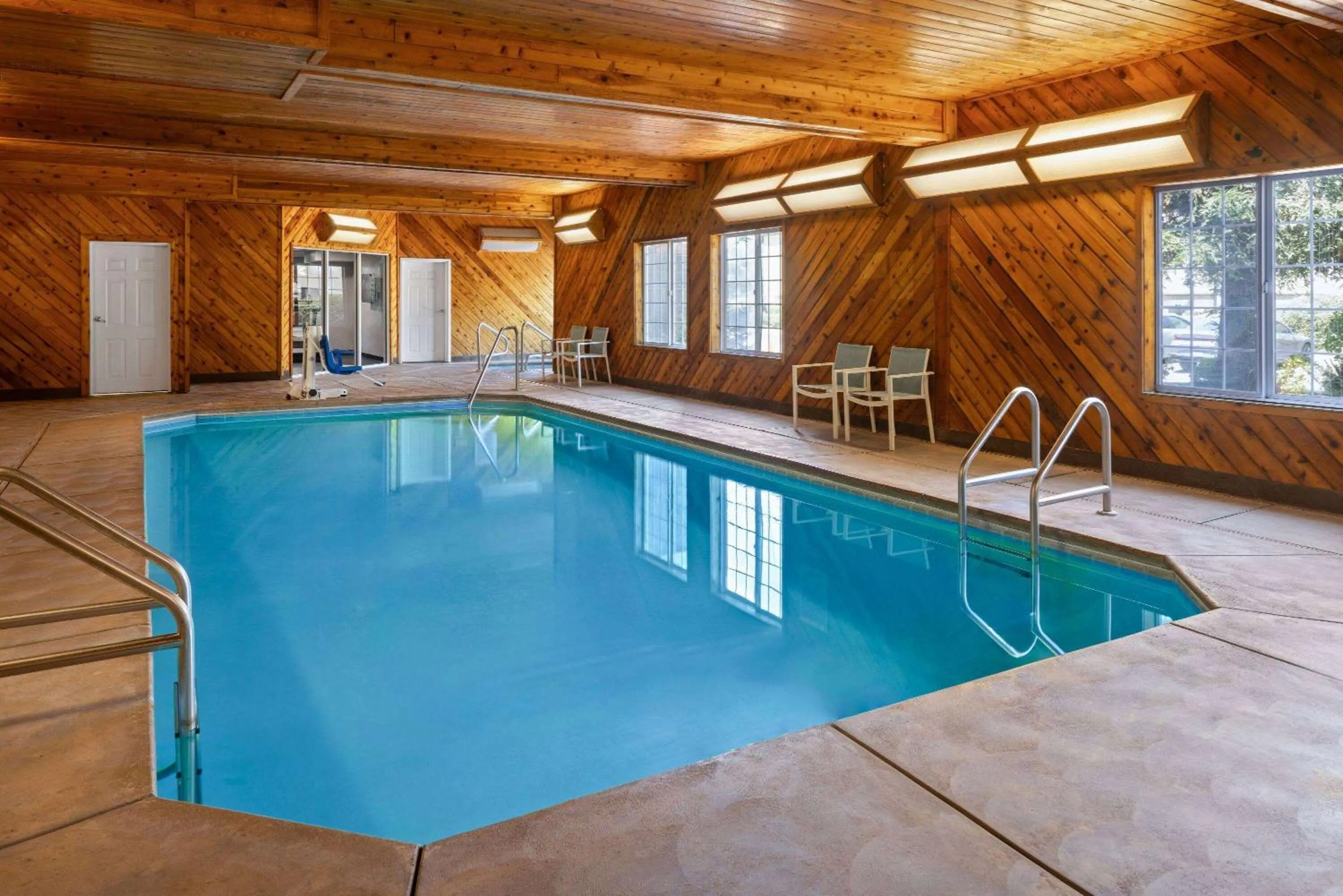 Swimming pool in La Quinta by Wyndham Bakersfield North