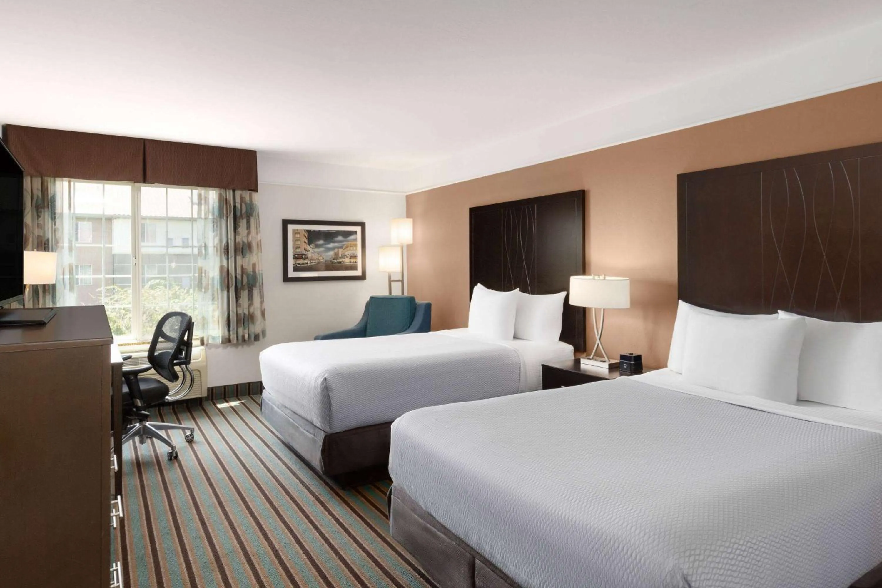 Photo of the whole room, Bed in La Quinta by Wyndham Bakersfield North