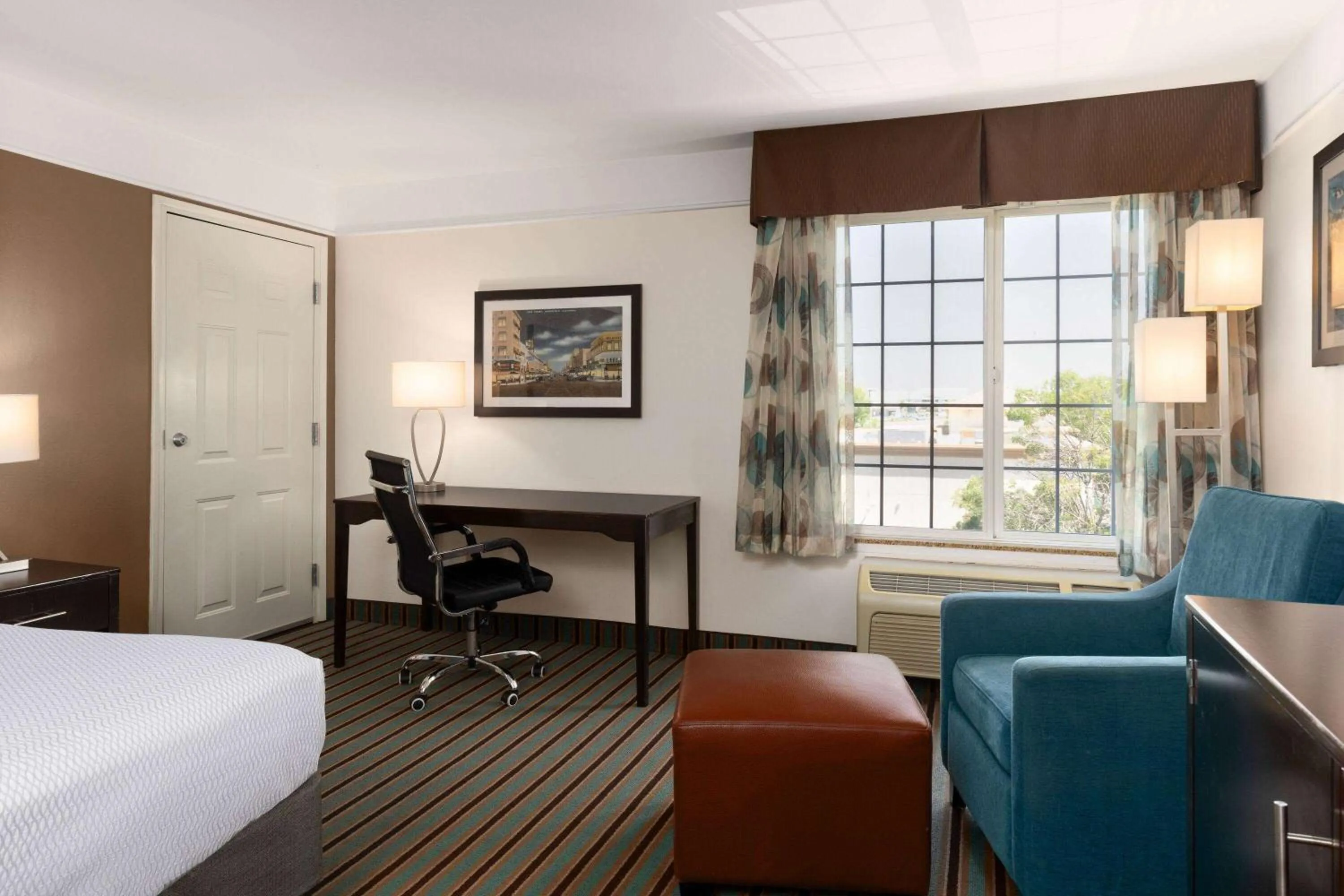 Photo of the whole room, Bed in La Quinta by Wyndham Bakersfield North