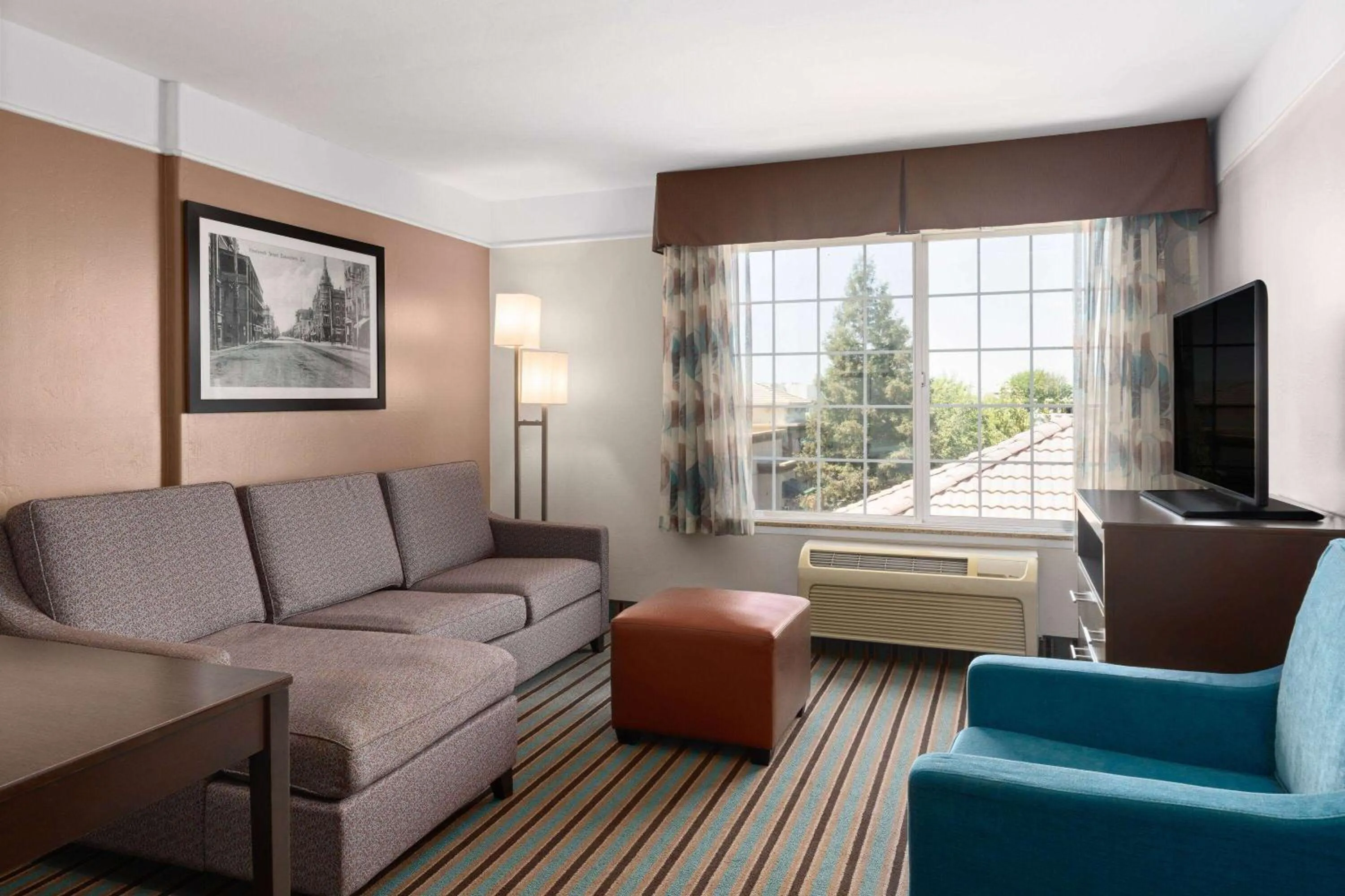 Photo of the whole room in La Quinta by Wyndham Bakersfield North