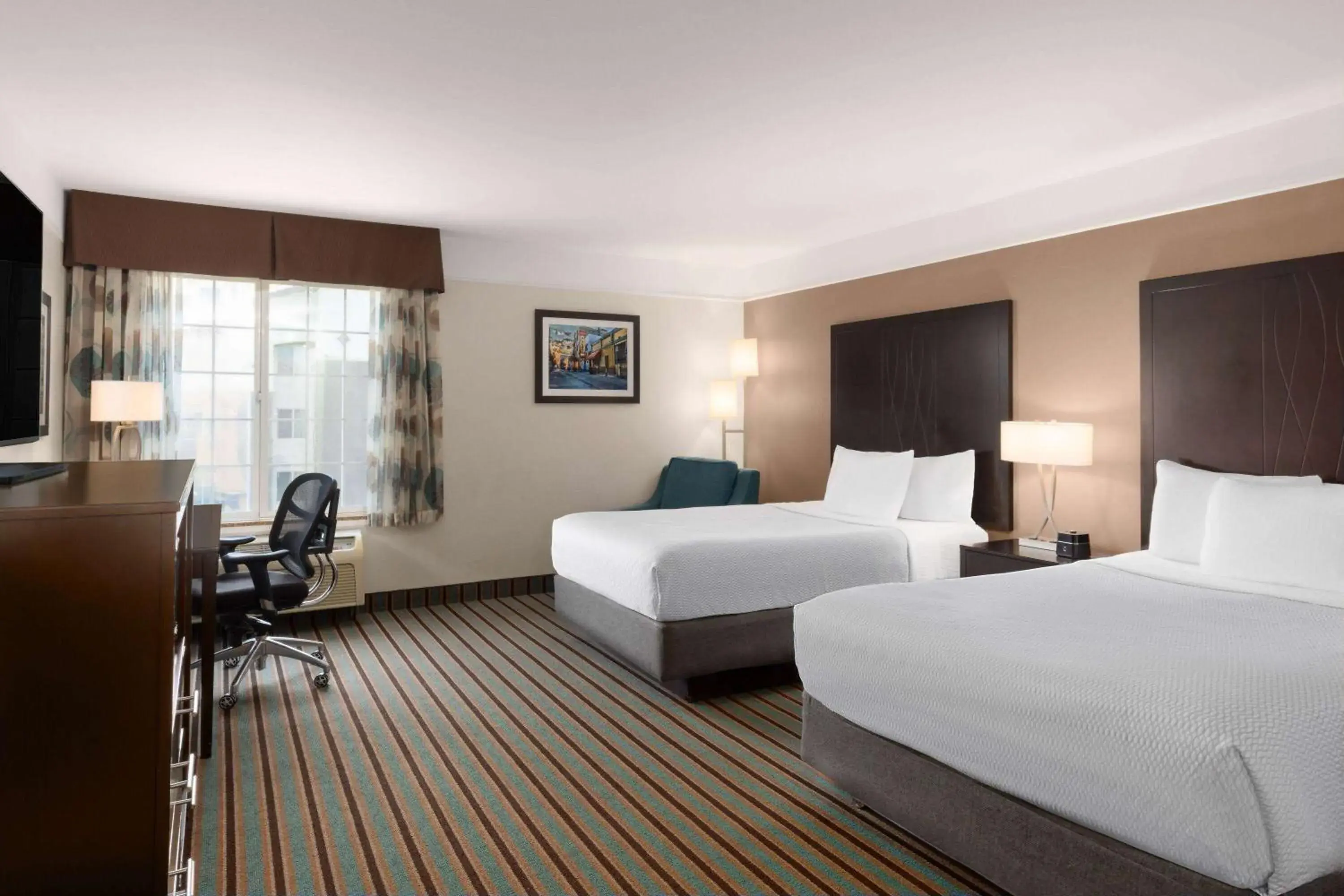 Double Room with Two Double Beds and Bath Tub - Mobility/Hearing Accessible - Non-Smoking in La Quinta by Wyndham Bakersfield North Double Room with Two Double Beds and Bath Tub - Mobility/Hearing Accessible - Non-Smoking in La Quinta by Wyndham Bakersfield North