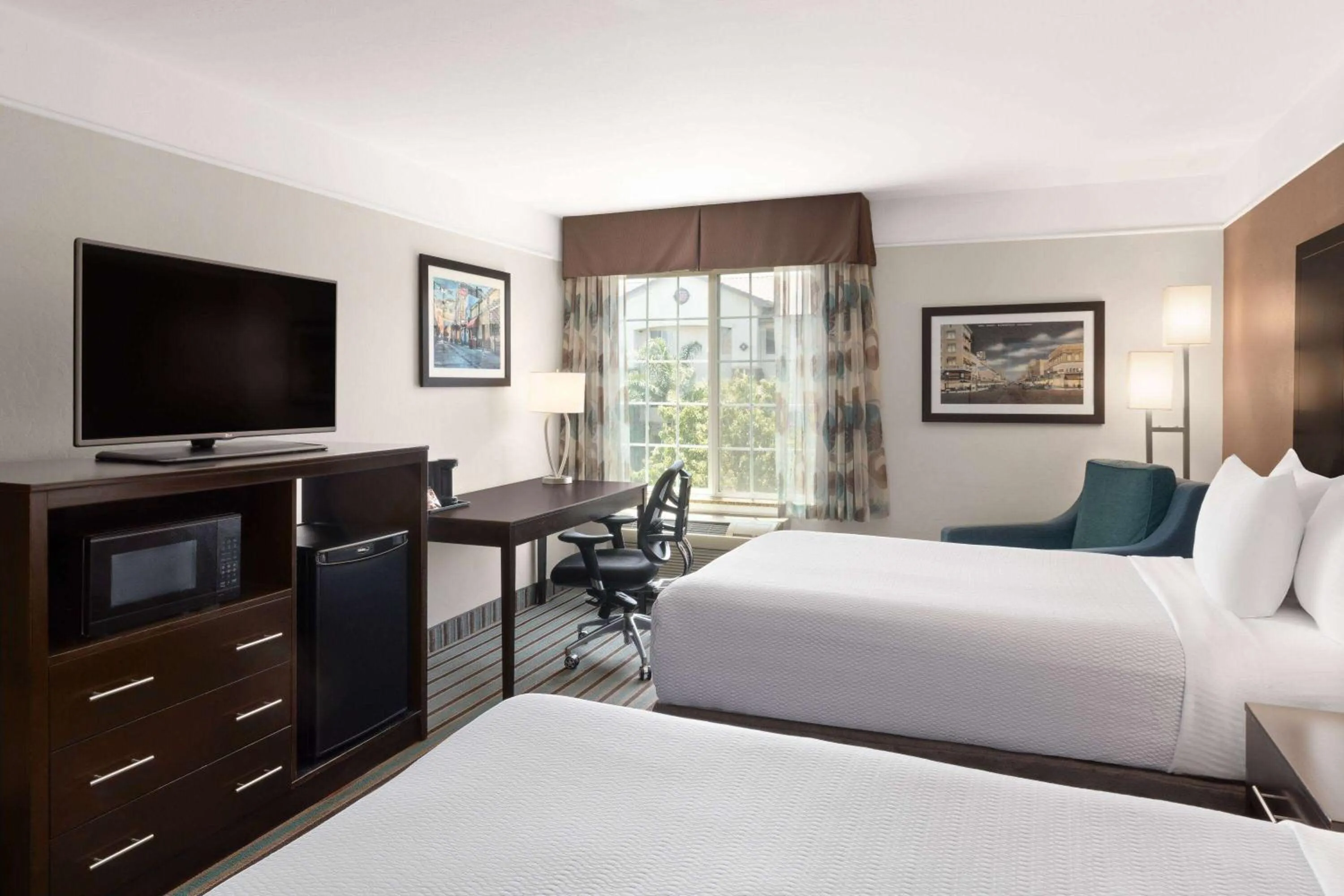 Photo of the whole room, Bed in La Quinta by Wyndham Bakersfield North