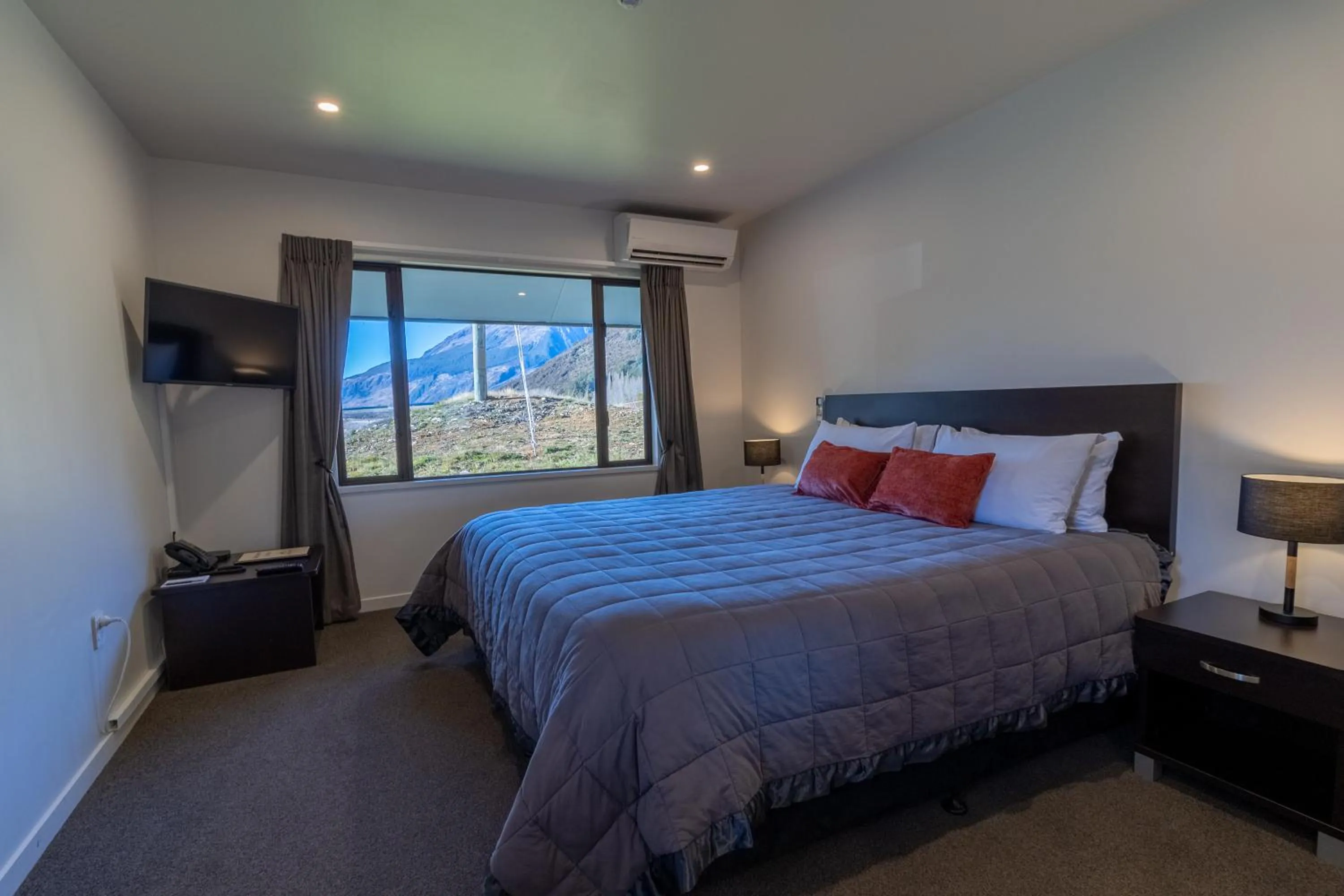 Photo of the whole room, Bed in The Bealey Hotel