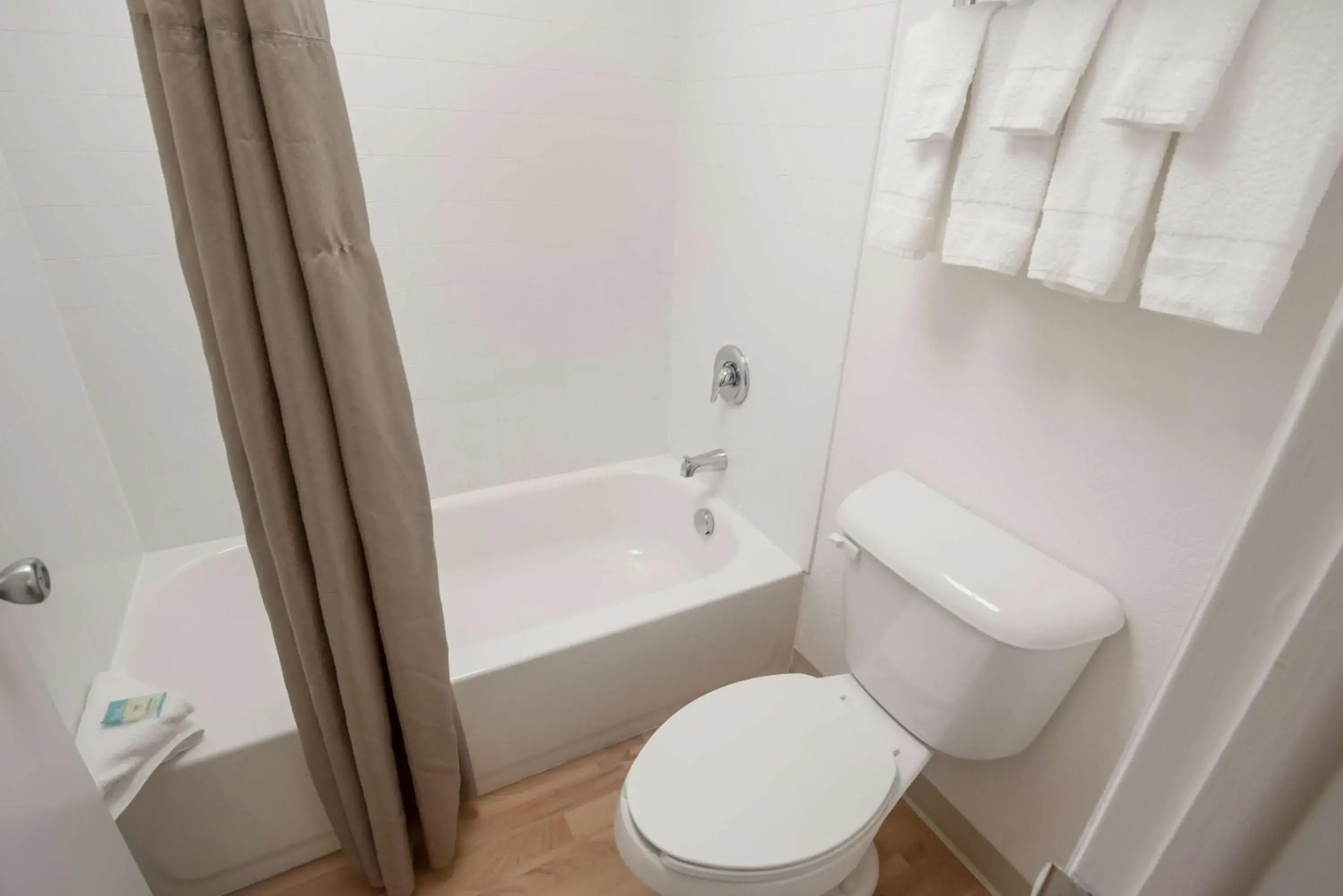 Deluxe King Room - Non-Smoking in Studio 6 Colorado Springs, Colorado - Air Force Academy Deluxe King Room - Non-Smoking in Studio 6 Colorado Springs, Colorado - Air Force Academy