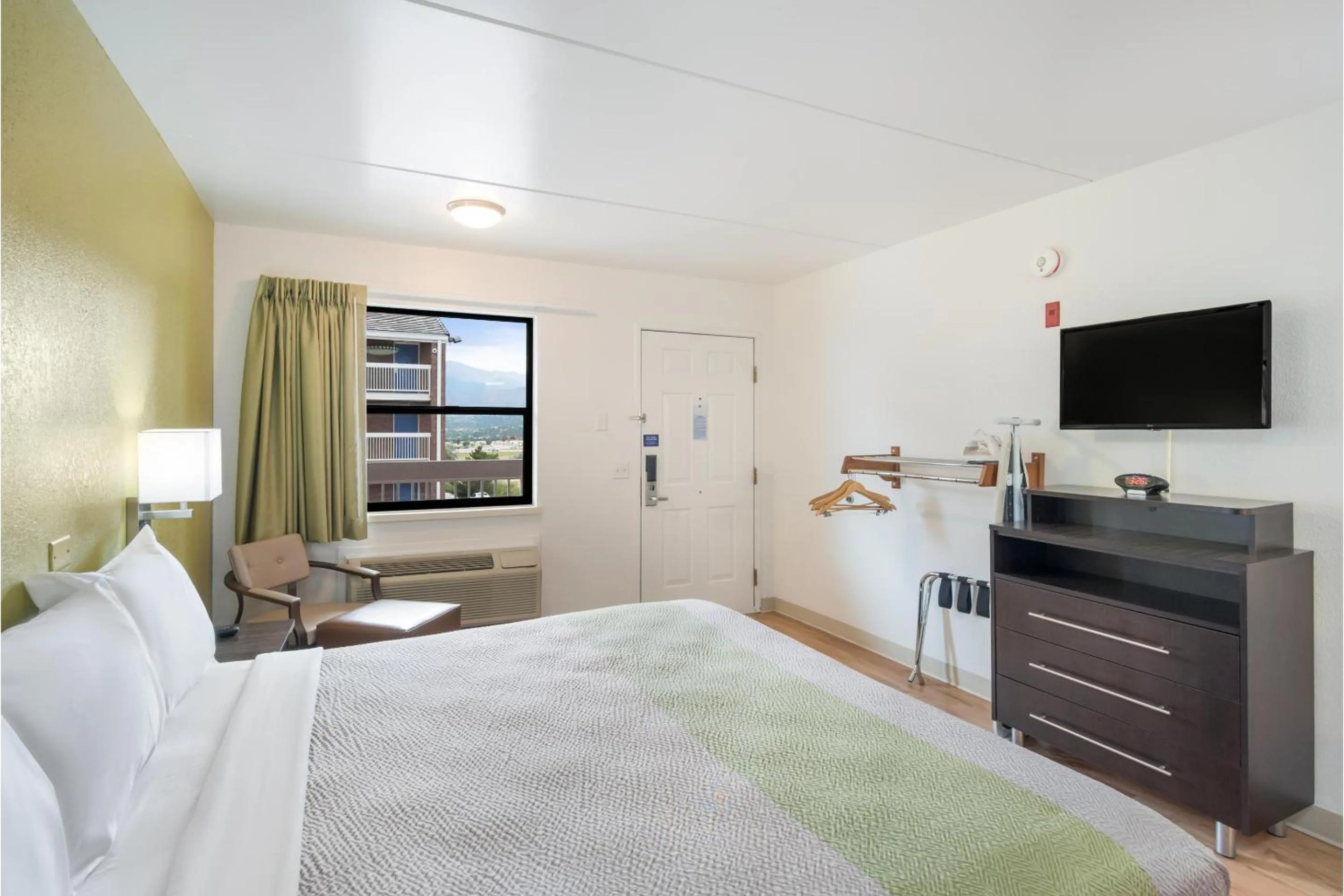 Bedroom, Bed in Studio 6 Colorado Springs, Colorado - Air Force Academy