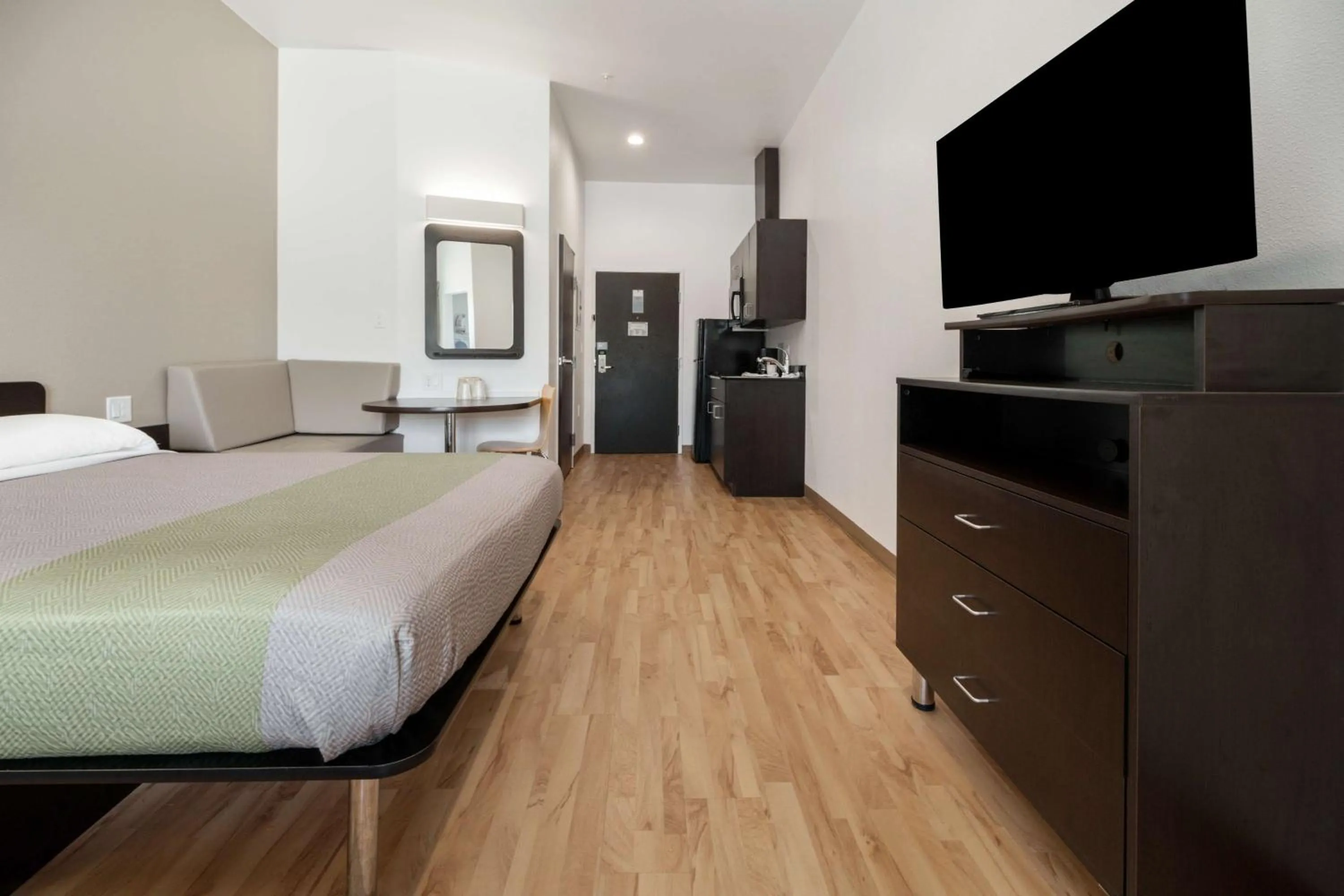 Photo of the whole room, Bed in Studio 6-Corpus Christi, TX