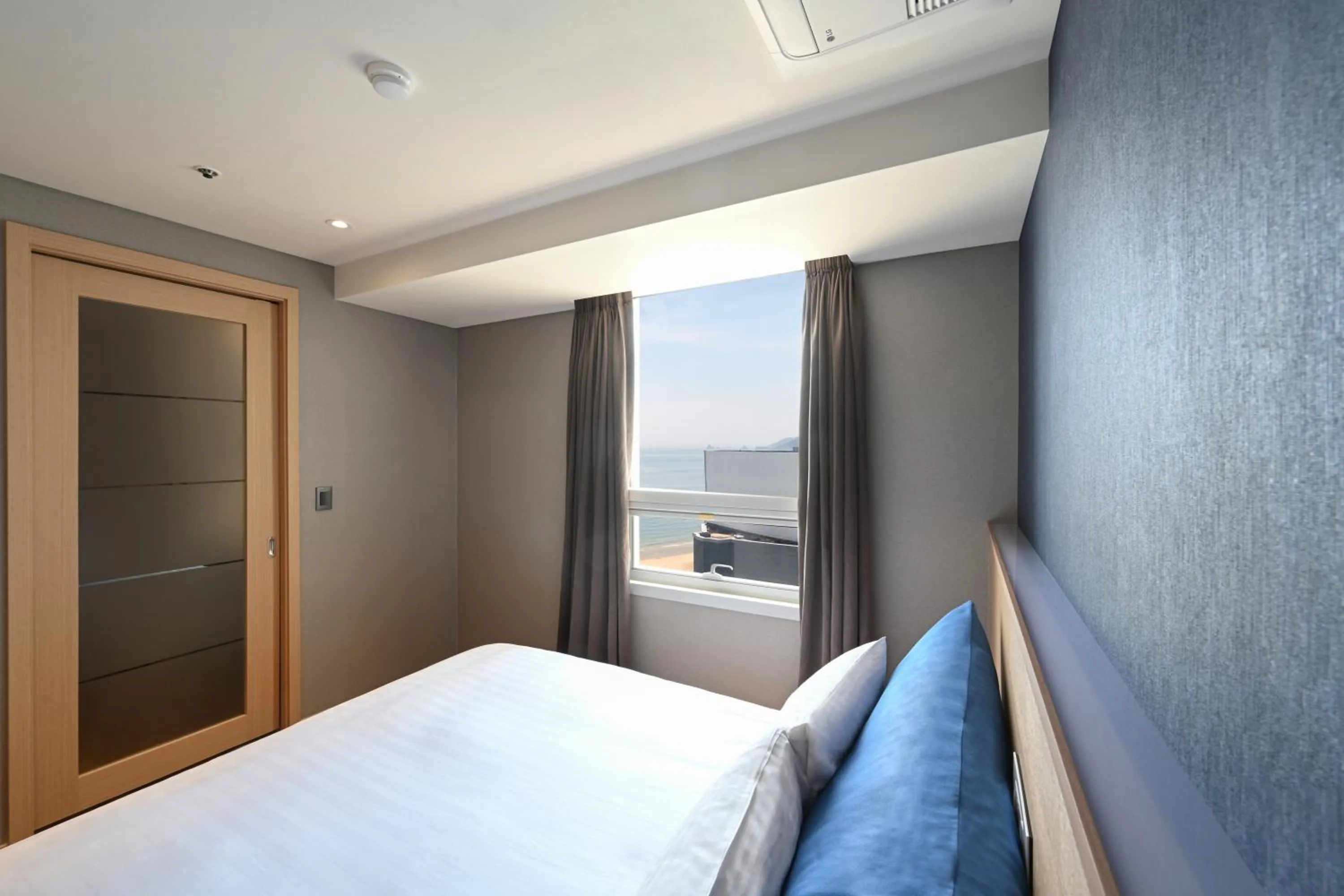 Bedroom, Bed in Kolon Seacloud Hotel