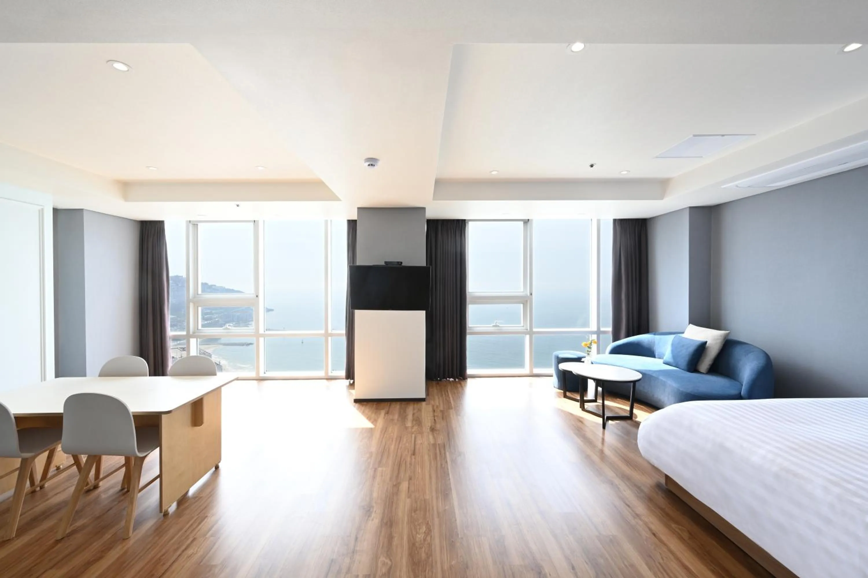 Living room, Bed in Kolon Seacloud Hotel