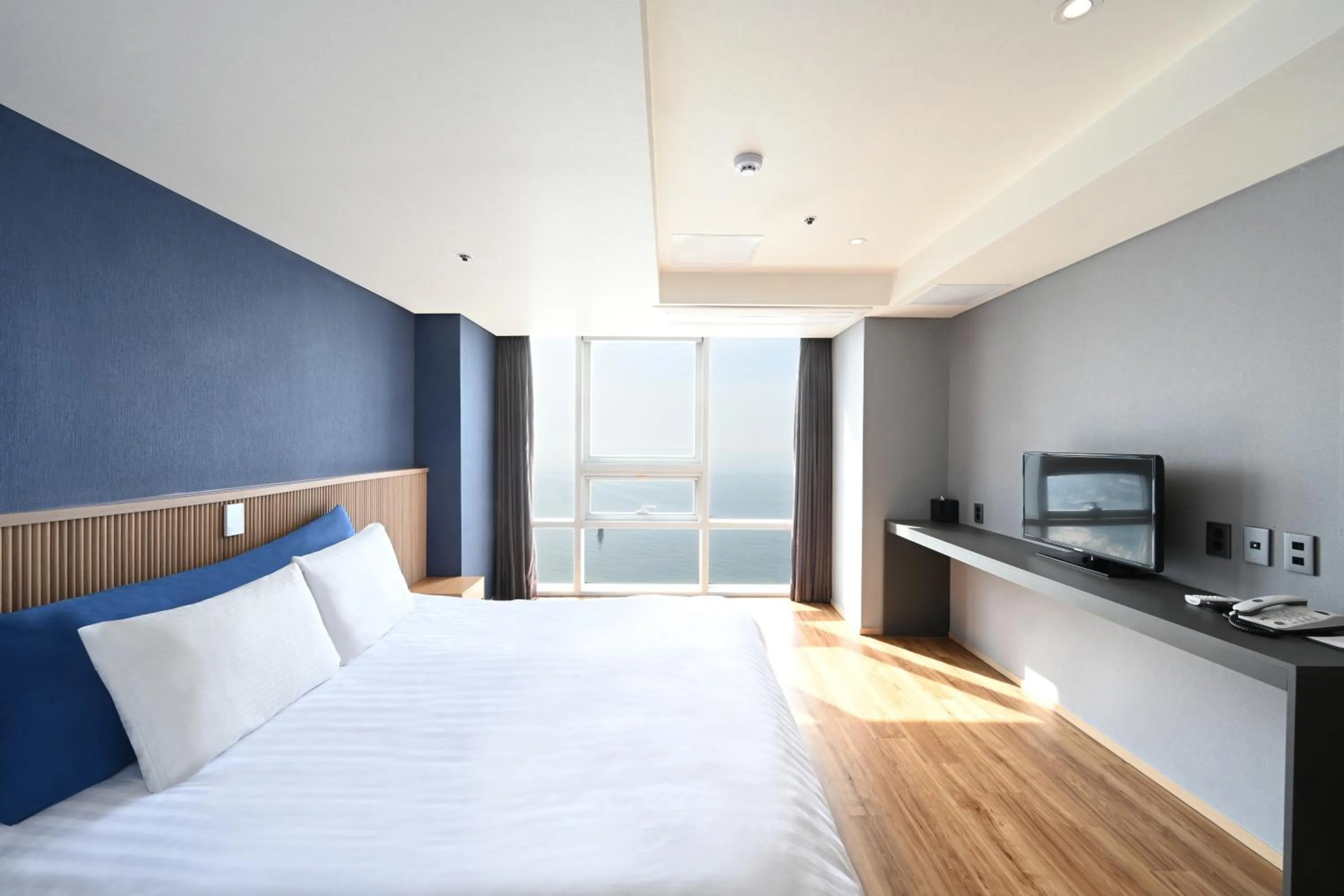 Bedroom, Bed in Kolon Seacloud Hotel