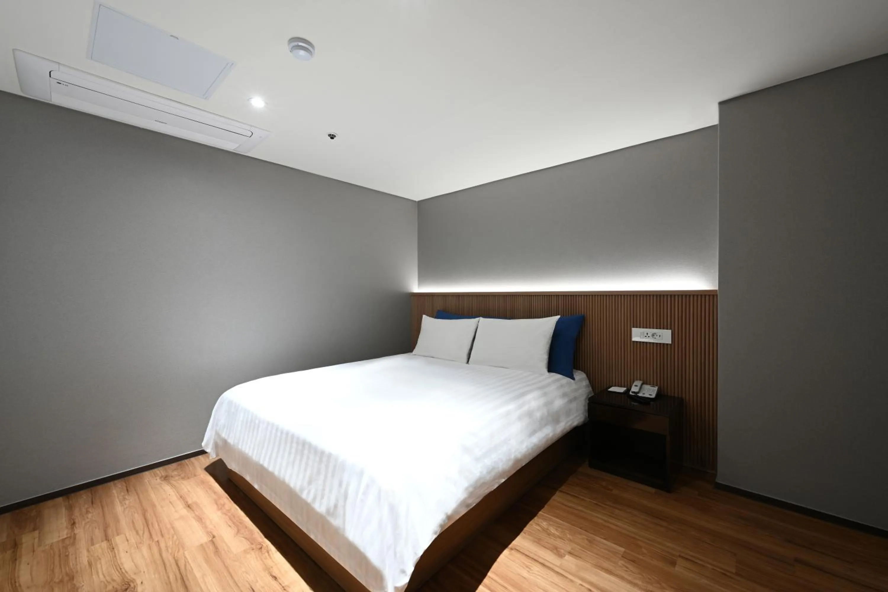Bedroom, Bed in Kolon Seacloud Hotel