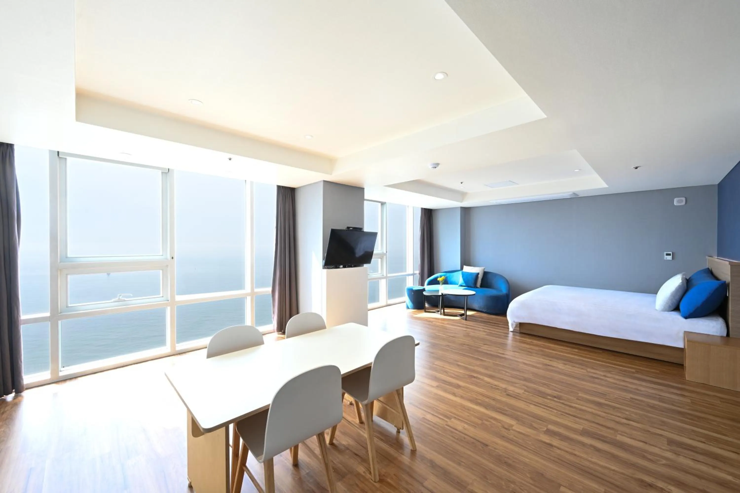 Living room, Bed in Kolon Seacloud Hotel