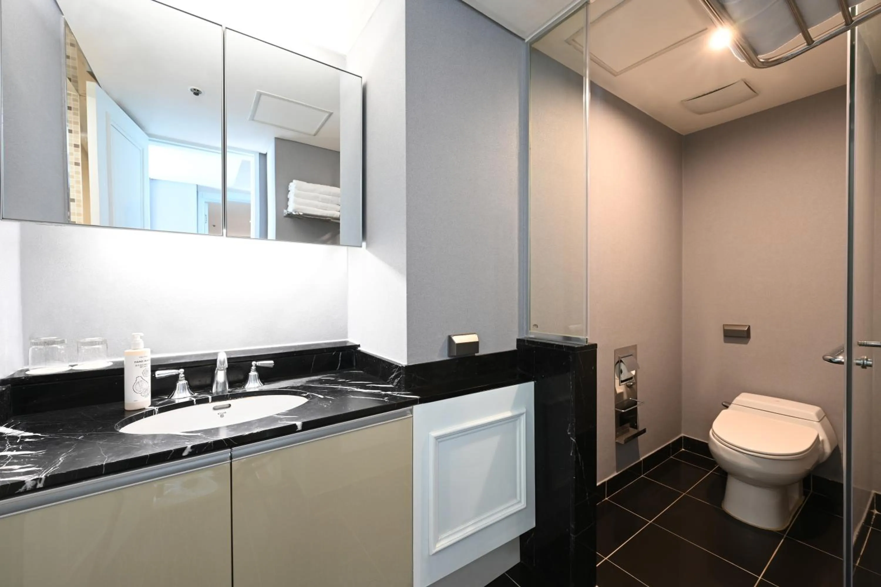 Toilet in Kolon Seacloud Hotel