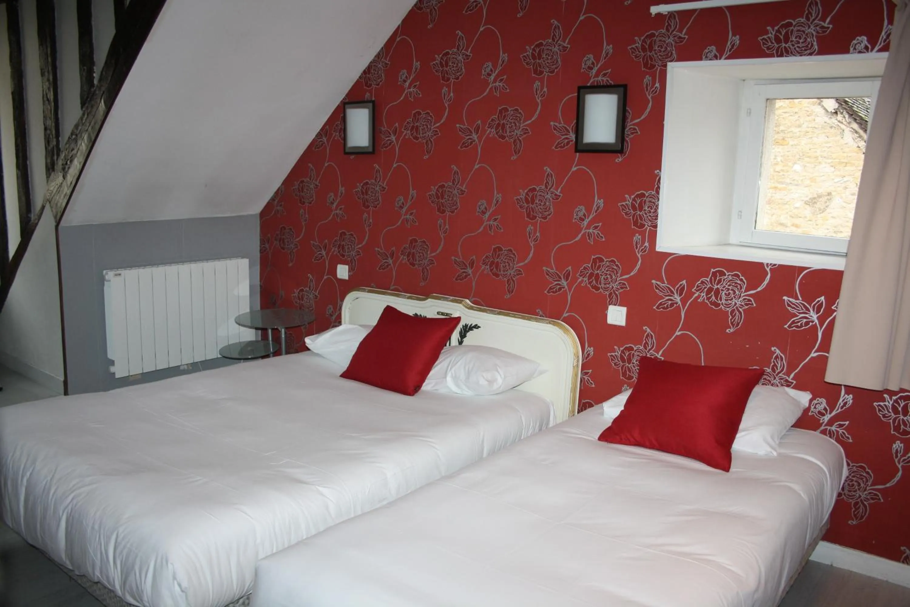 Bed in Hôtel République