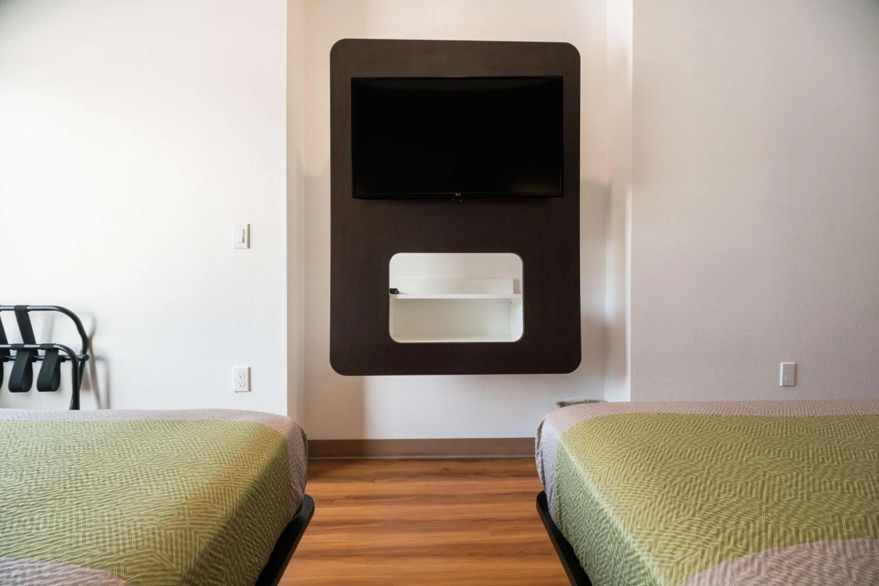 Photo of the whole room, Bed in Motel 6-Corpus Christi, TX