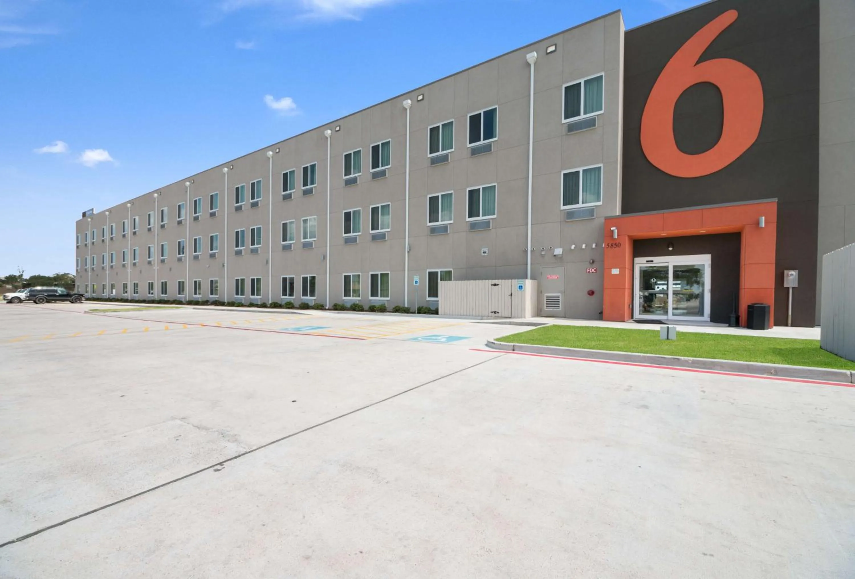 Property building in Motel 6-Corpus Christi, TX