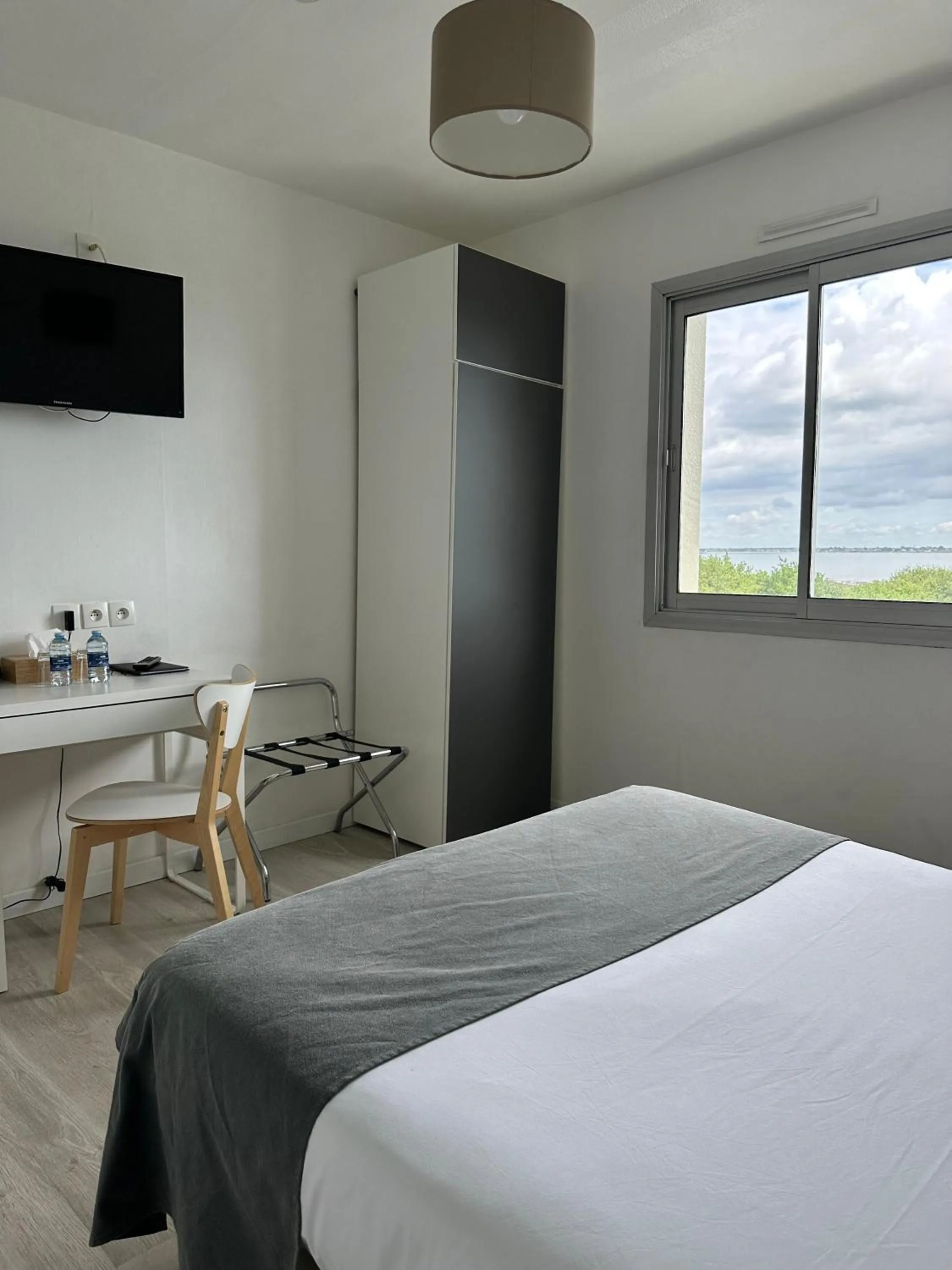 Bed in Hôtel Restaurant Le Mur du Roy