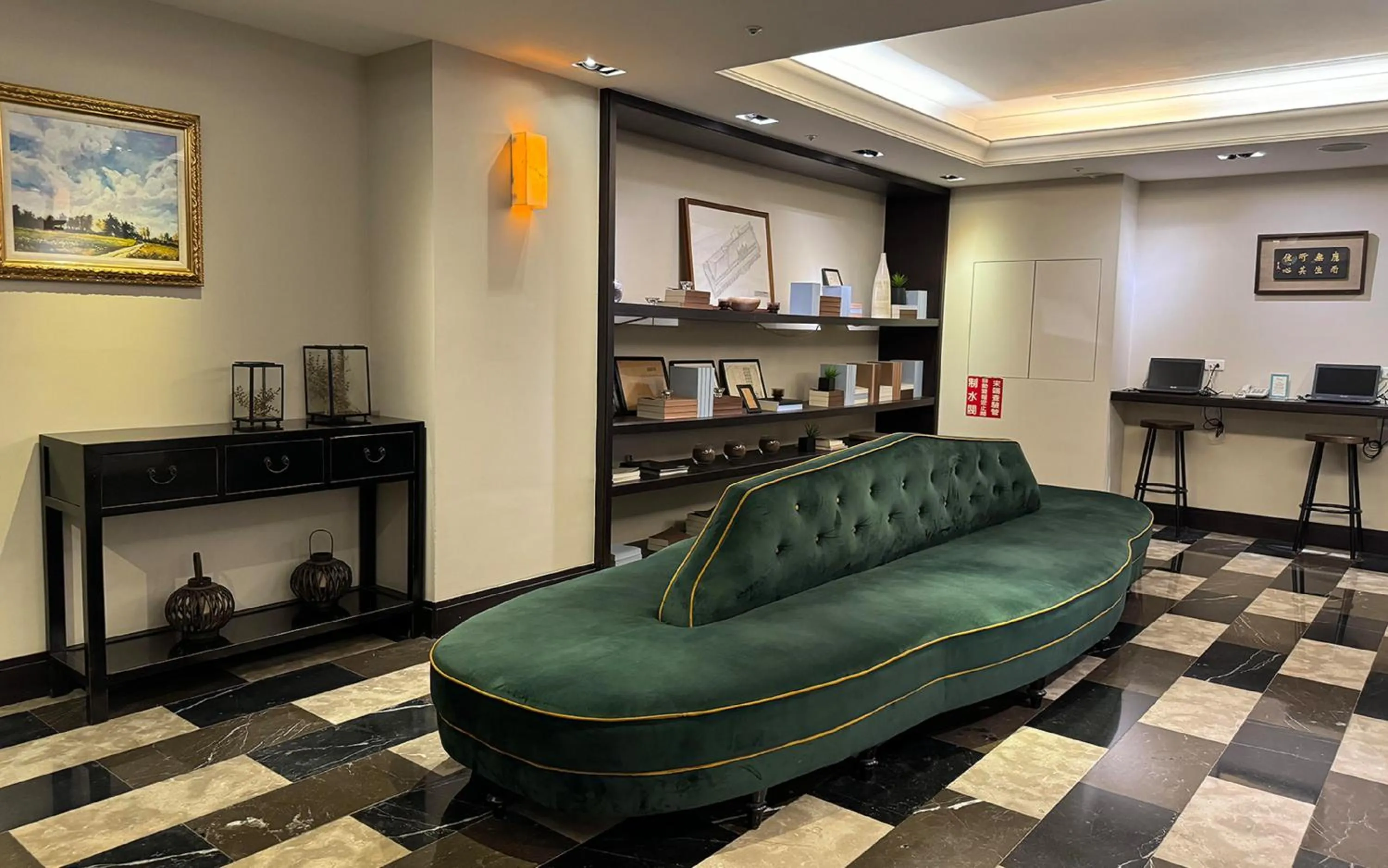 Communal lounge/ TV room in 53 Hotel