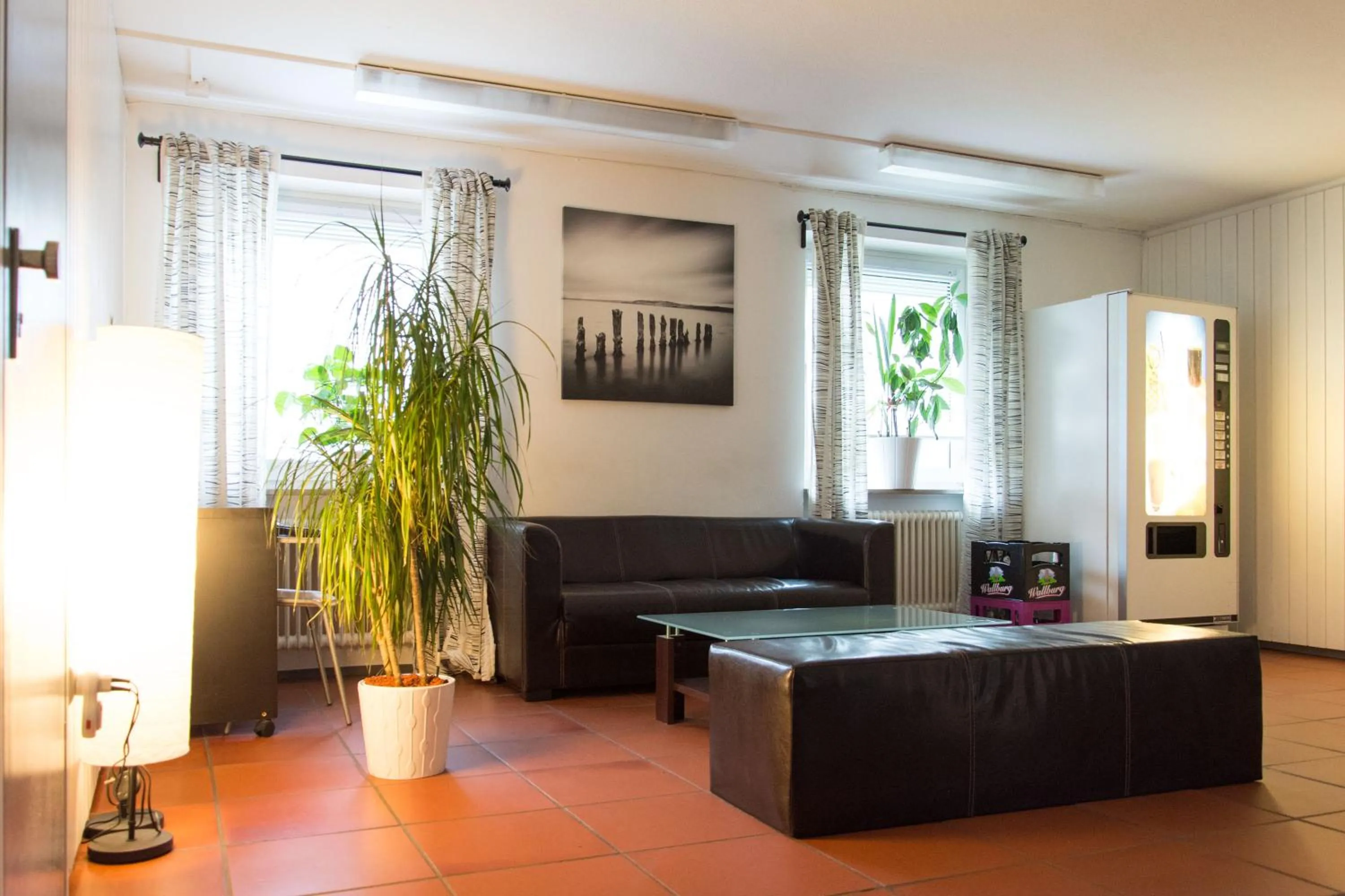 Communal lounge/ TV room in 1, 2, sleep Hostel Nürnberg Messe