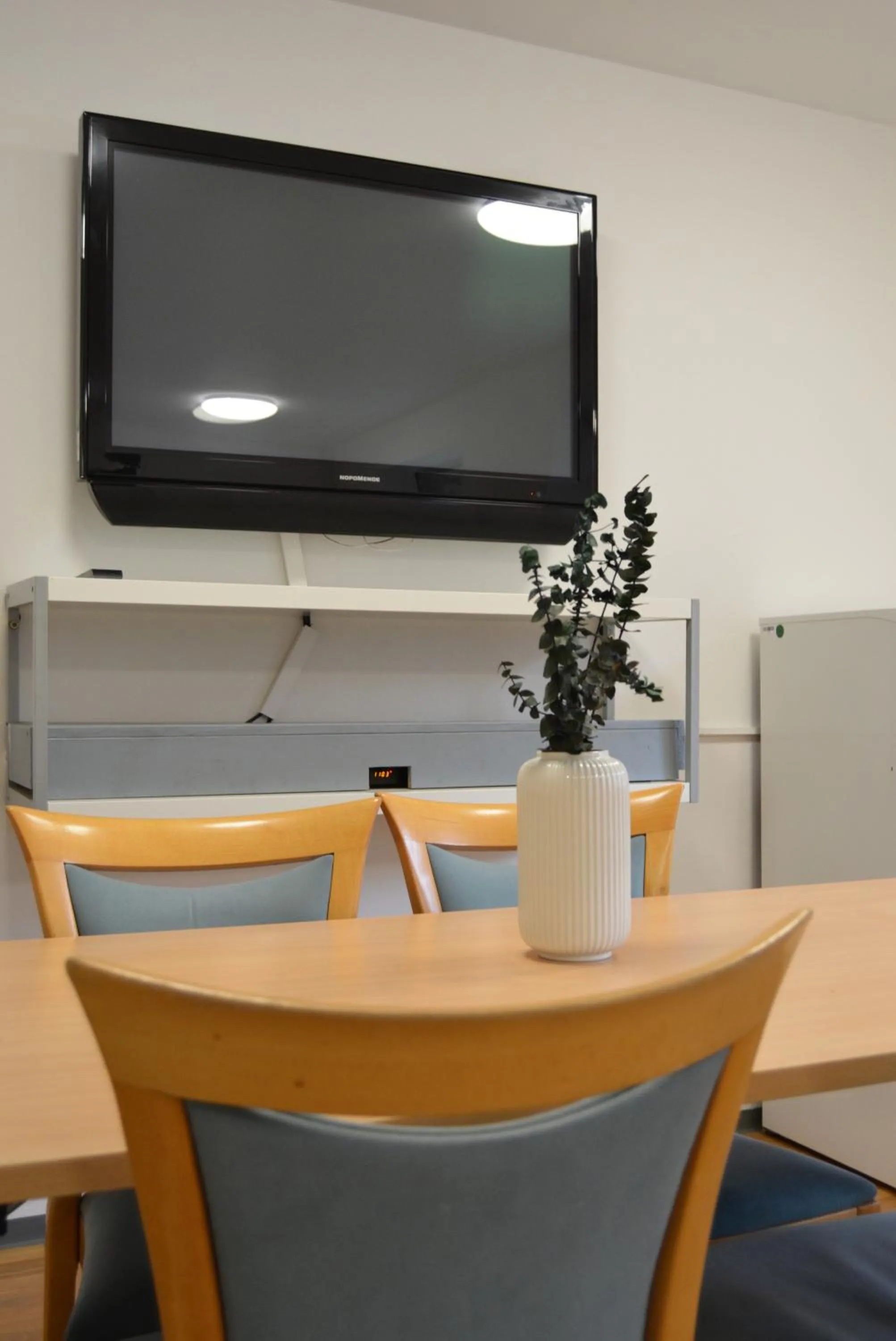 Communal lounge/ TV room in 1, 2, sleep Hostel Nürnberg Messe