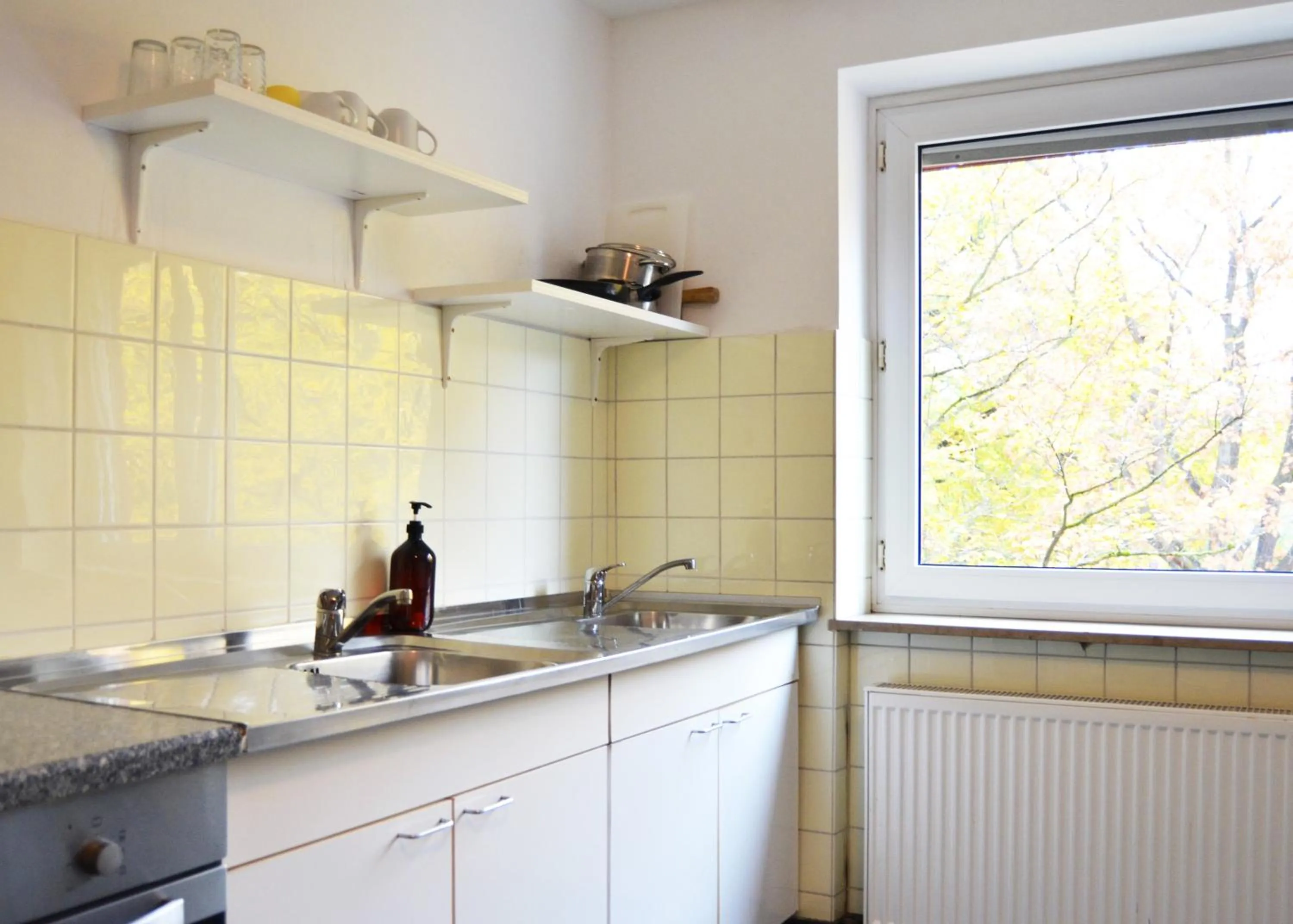 Communal kitchen in 1, 2, sleep Hostel Nürnberg Messe