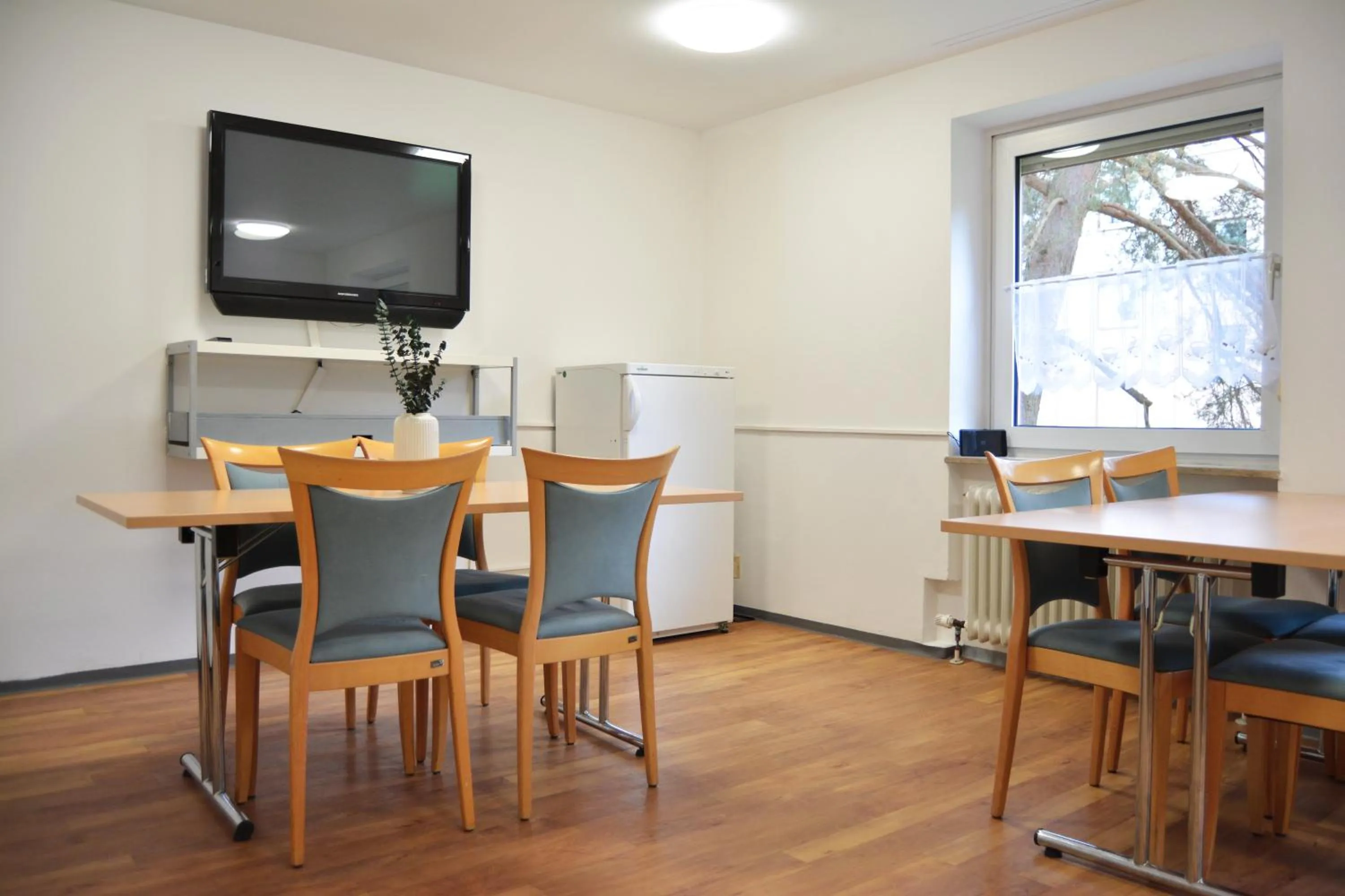 Communal lounge/ TV room in 1, 2, sleep Hostel Nürnberg Messe