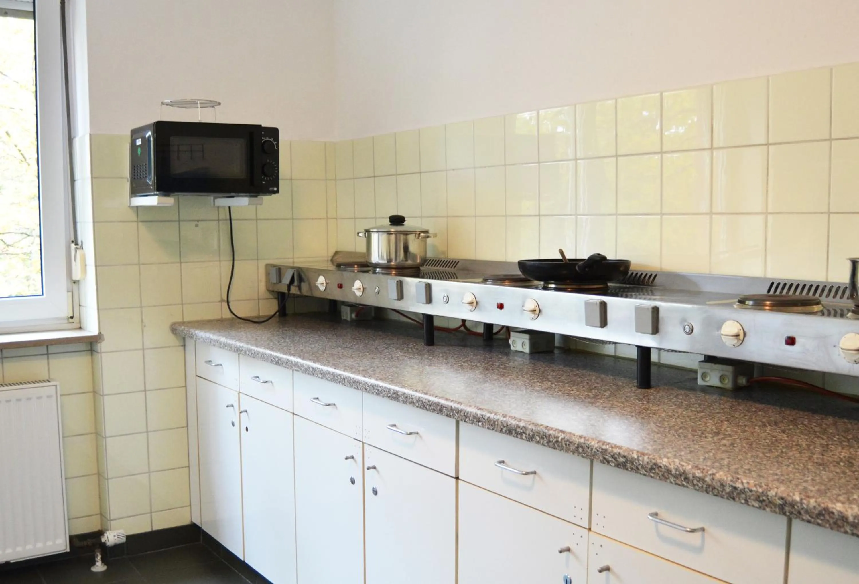 Communal kitchen in 1, 2, sleep Hostel Nürnberg Messe