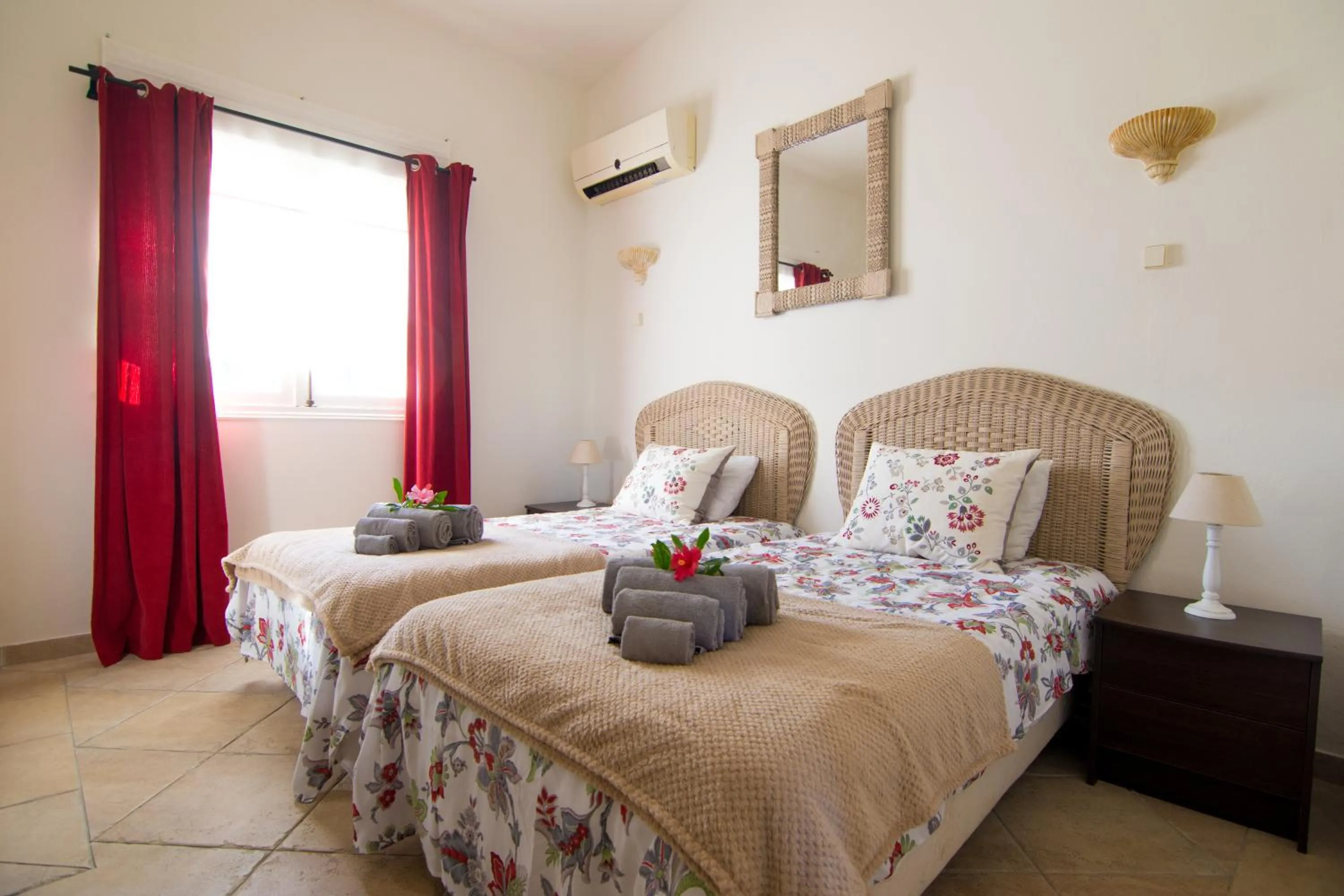 Bed in villa yvonne,private pool,private parking 1,7 km from the beach