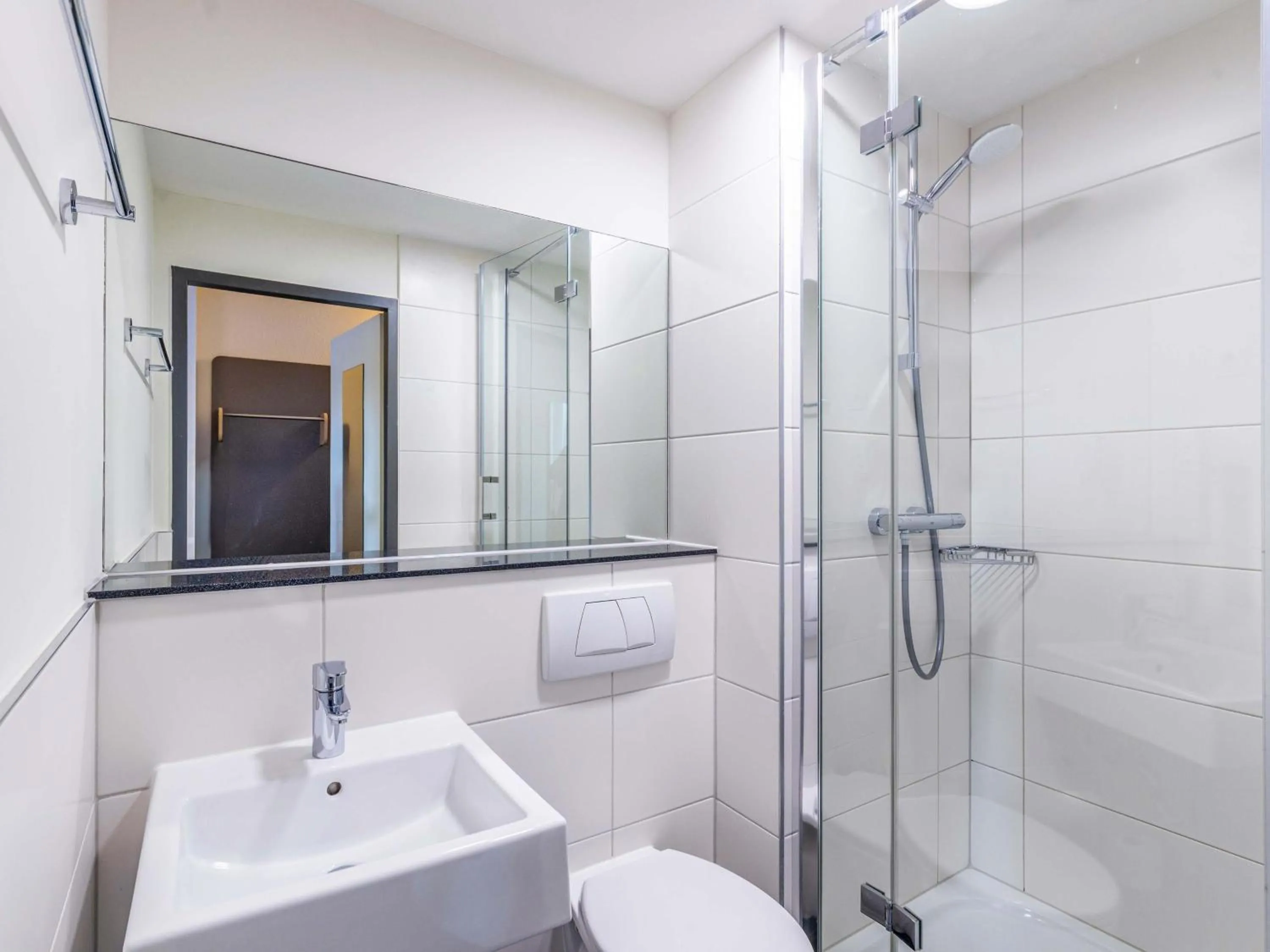 Shower in B&B HOTEL Bochum Hbf-Nord