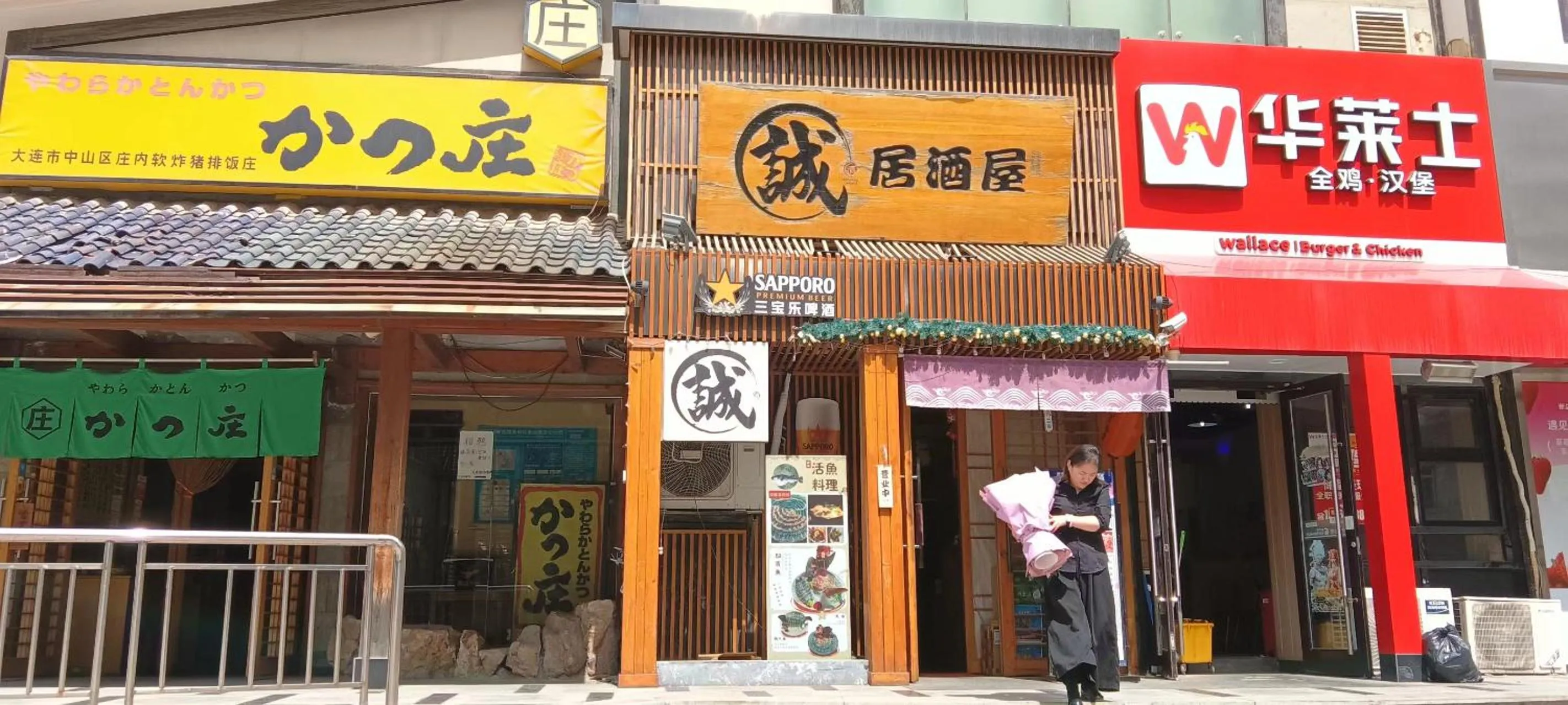 Restaurant/places to eat in Dalian Xiuzhu Mansion Apartment